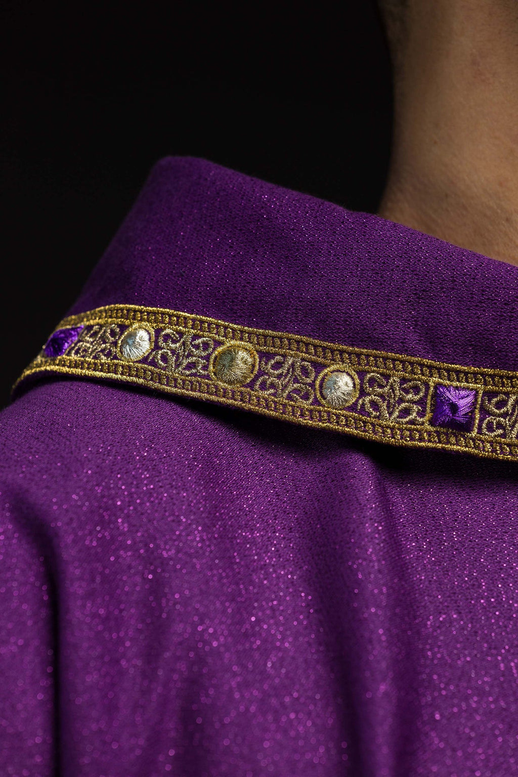 Ornat haftowany na adwent uszyty na błyszczącej tkaninie