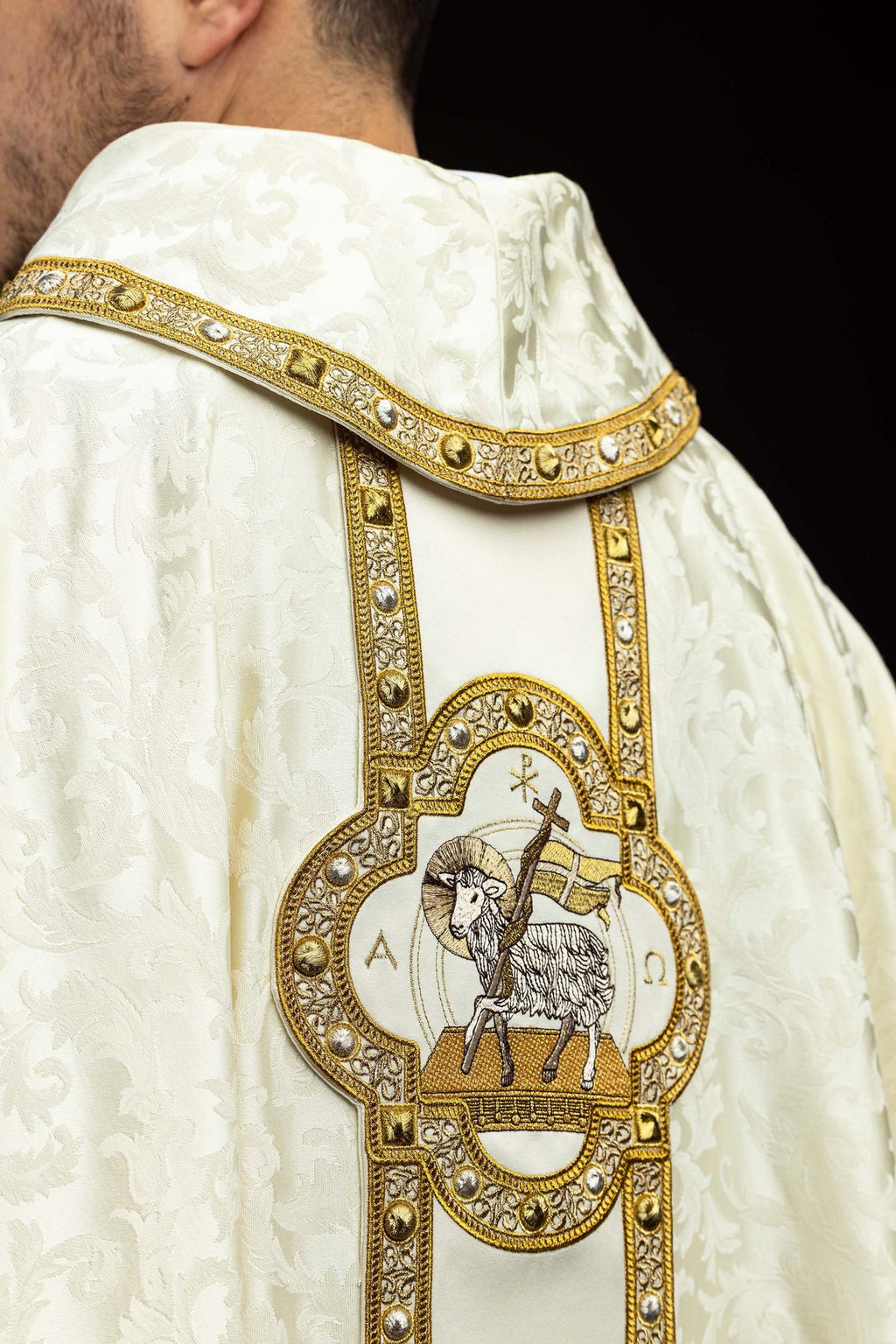 Ornat z pasem i haftem baranka wielkanocnego na tkaninie żakardowej