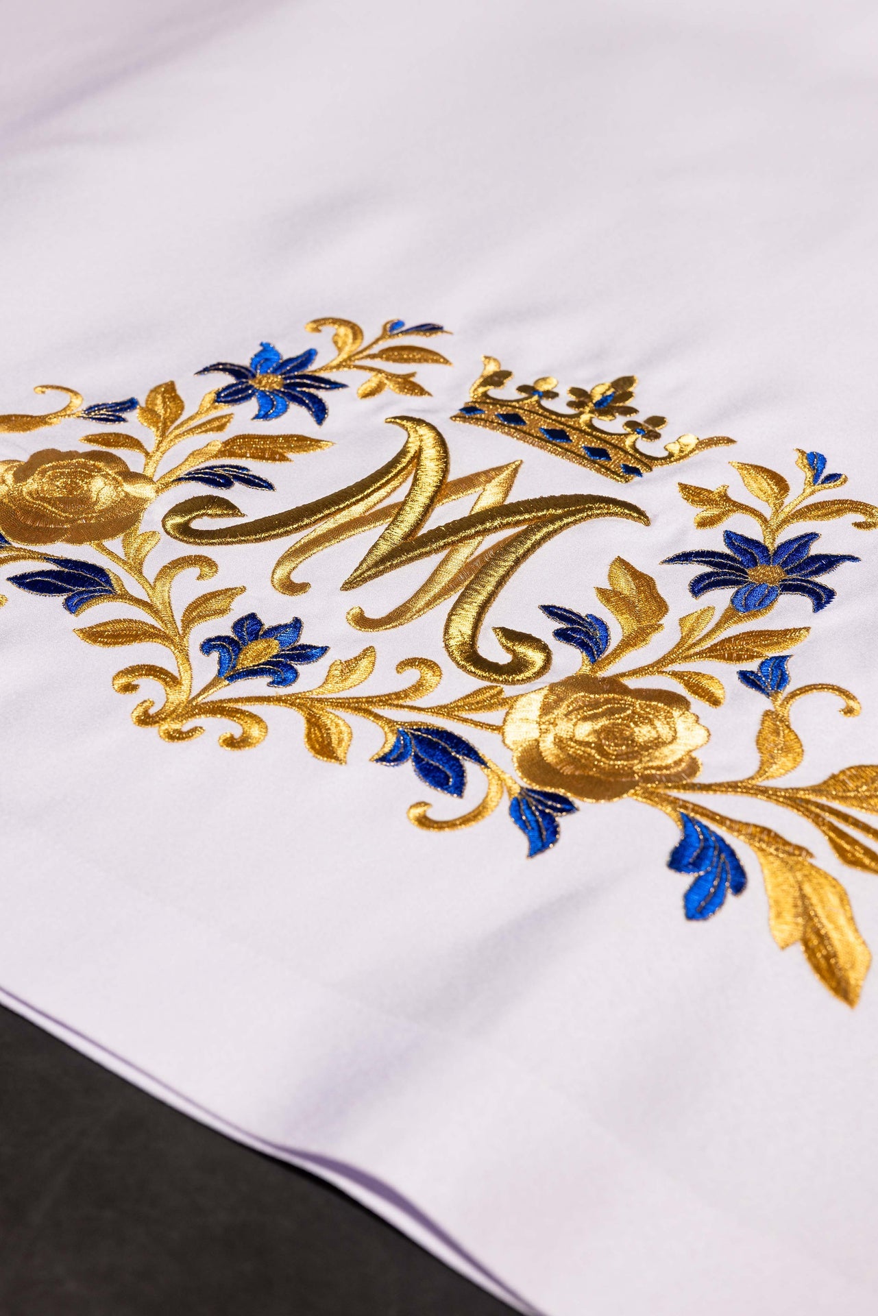 Obrus ołtarzowy z haftowanym symbolem maryjnym - ORNATY.PL