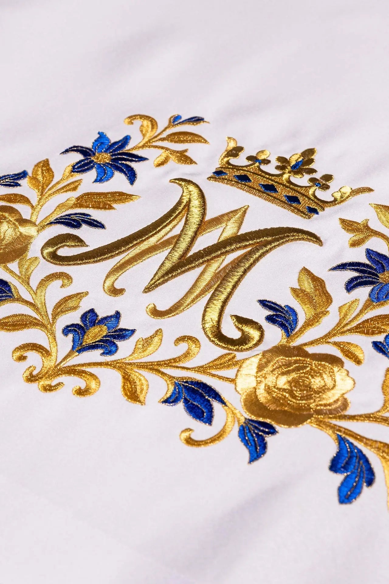Obrus ołtarzowy z haftem monogramu maryjnego