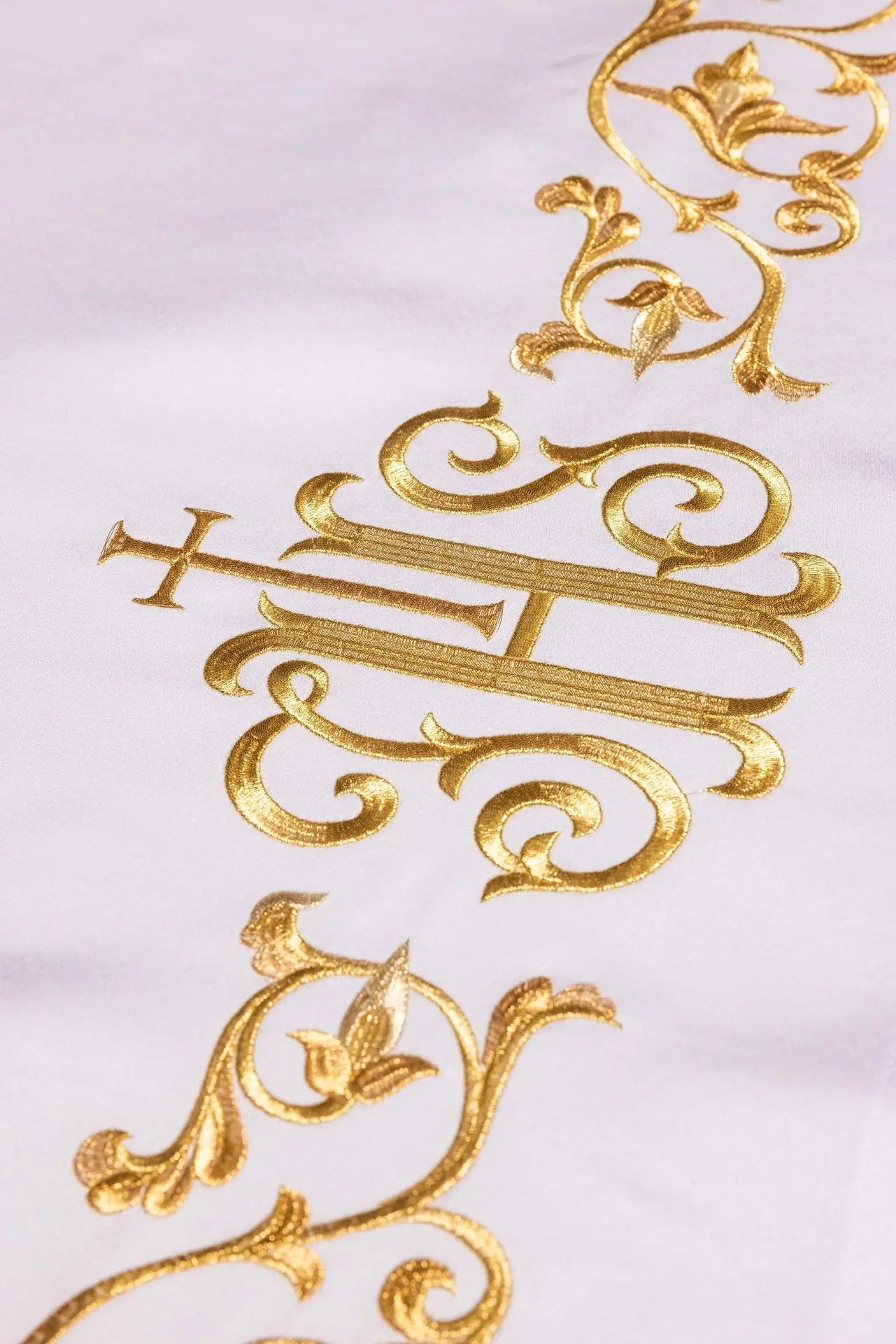 Obrus ołtarzowy z haftem złotego monogramu maryjnego