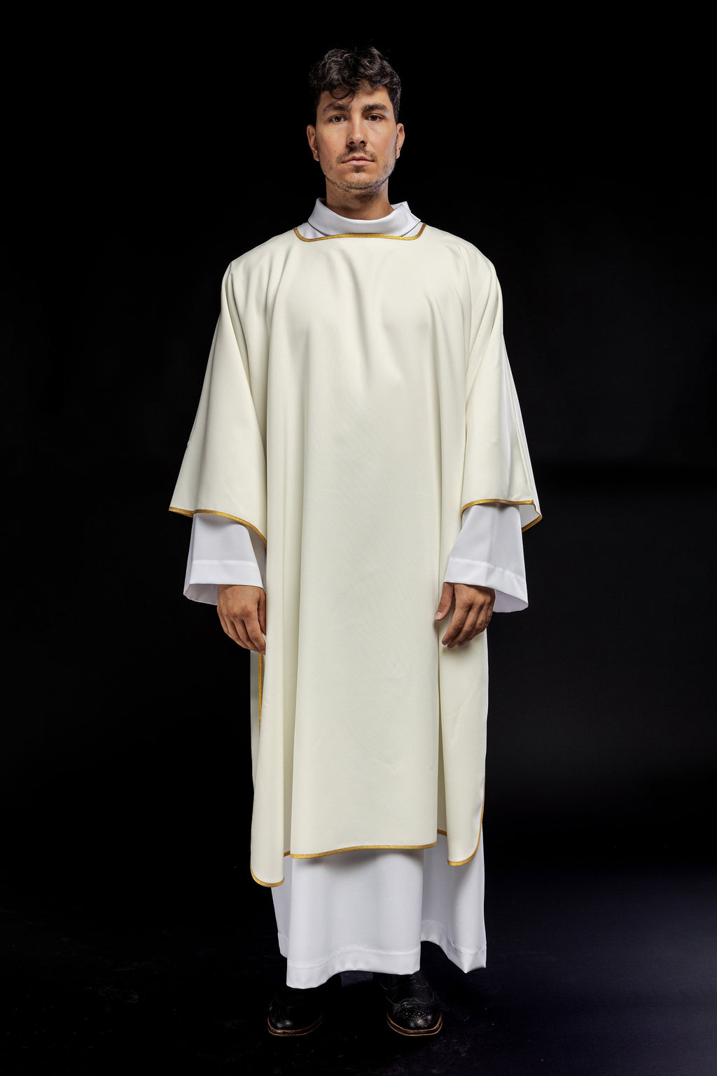 Gładkie dalmatyki ze złotymi wykończeniami w kolorze ecru