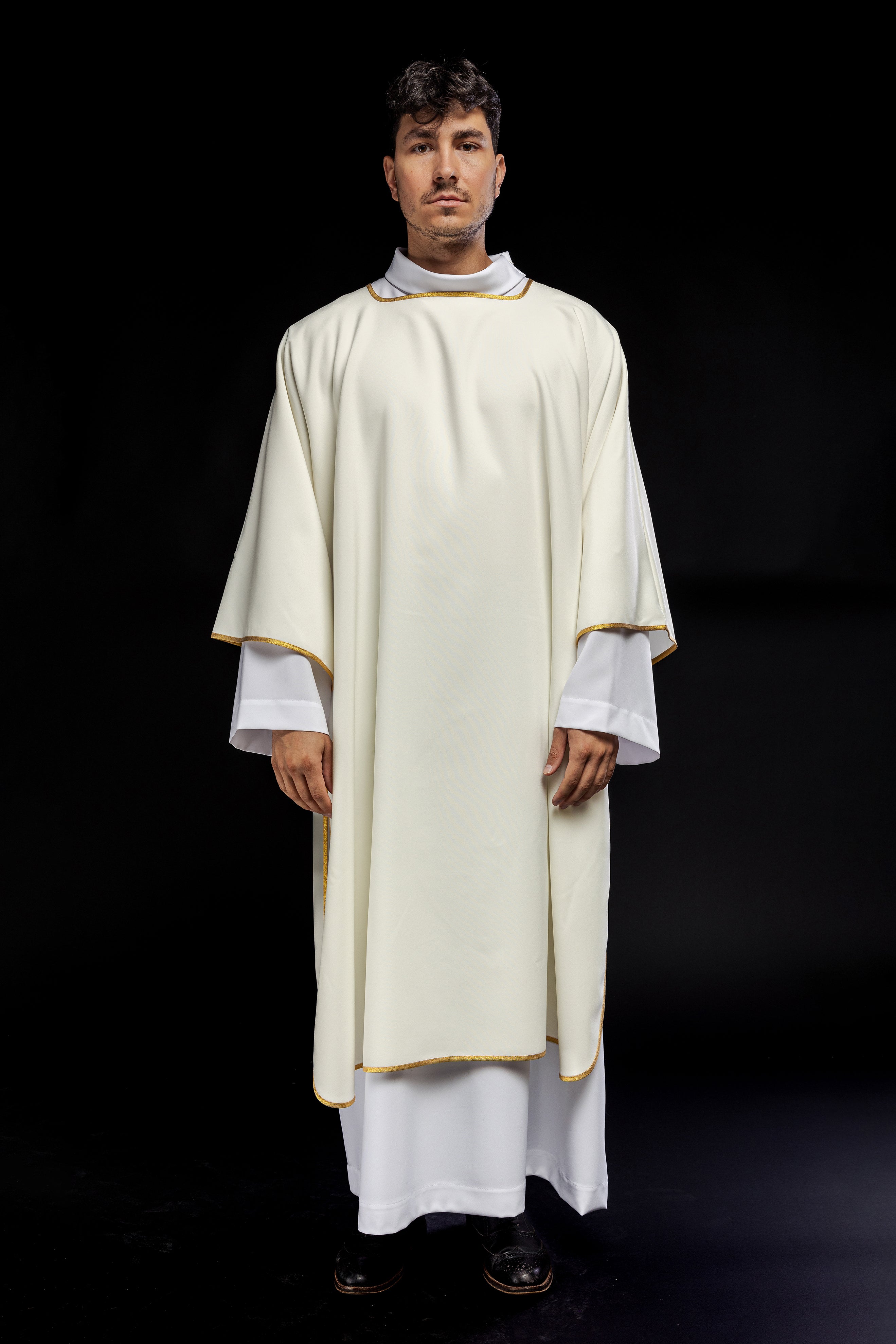 Gładkie dalmatyki ze złotymi wykończeniami w kolorze ecru