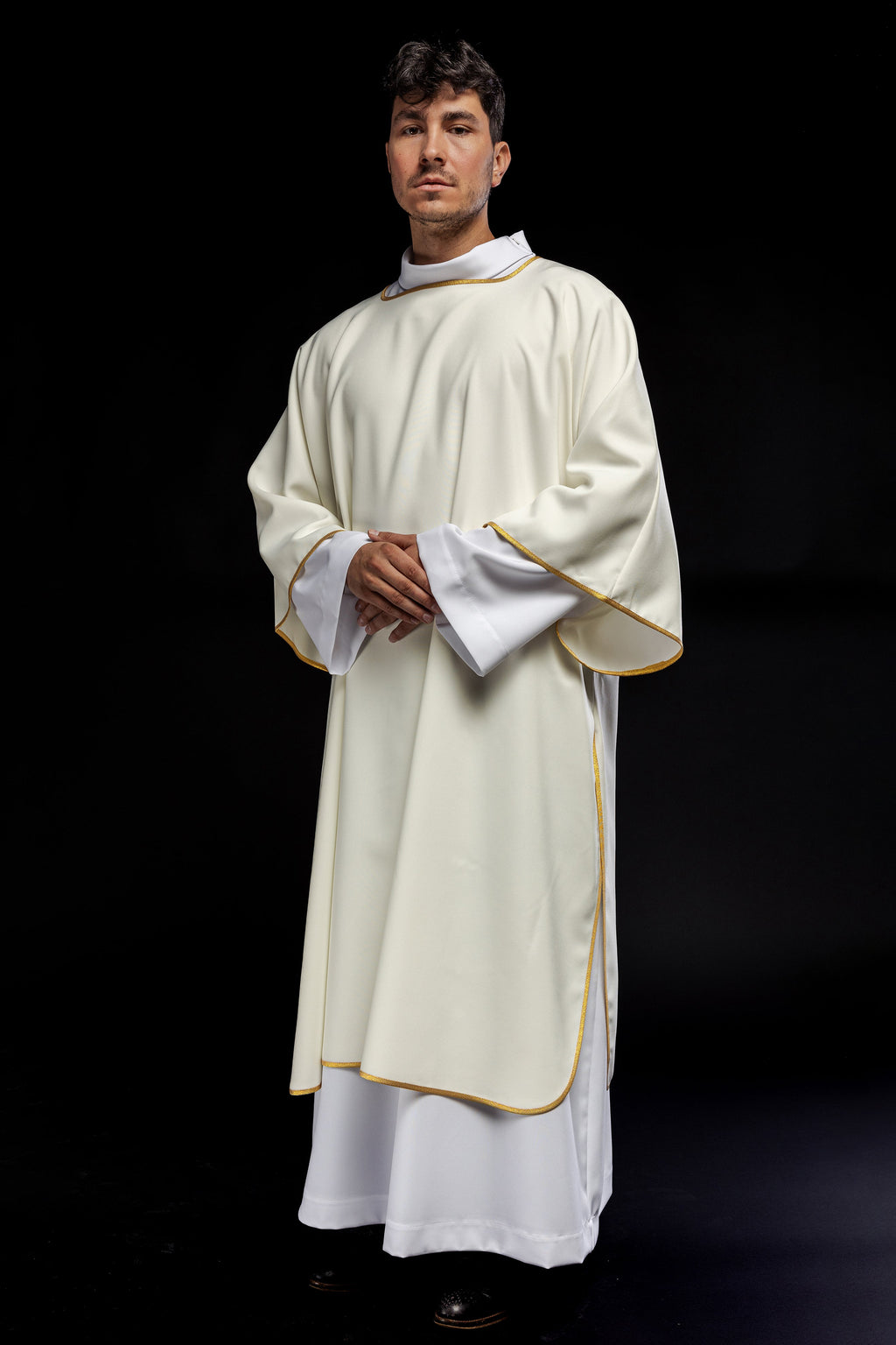 Gładkie dalmatyki ze złotymi wykończeniami w kolorze ecru