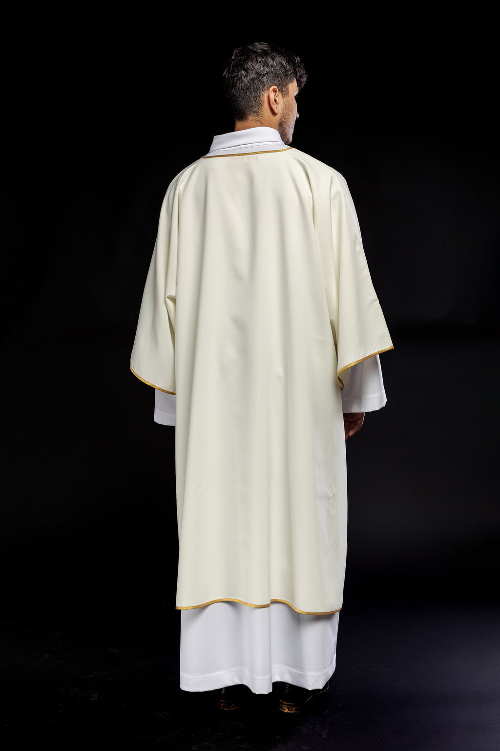 Gładkie dalmatyki ze złotymi wykończeniami w kolorze ecru