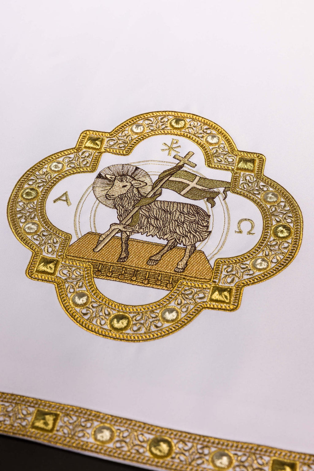 Obrus ołtarzowy na wielkanoc z haftem baranka - ORNATY.PL