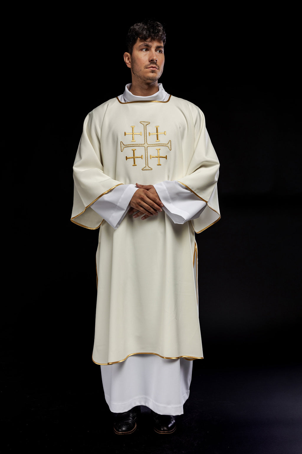 Dalmacja z haftowanymi złotymi krzyżami w kolorze ecru