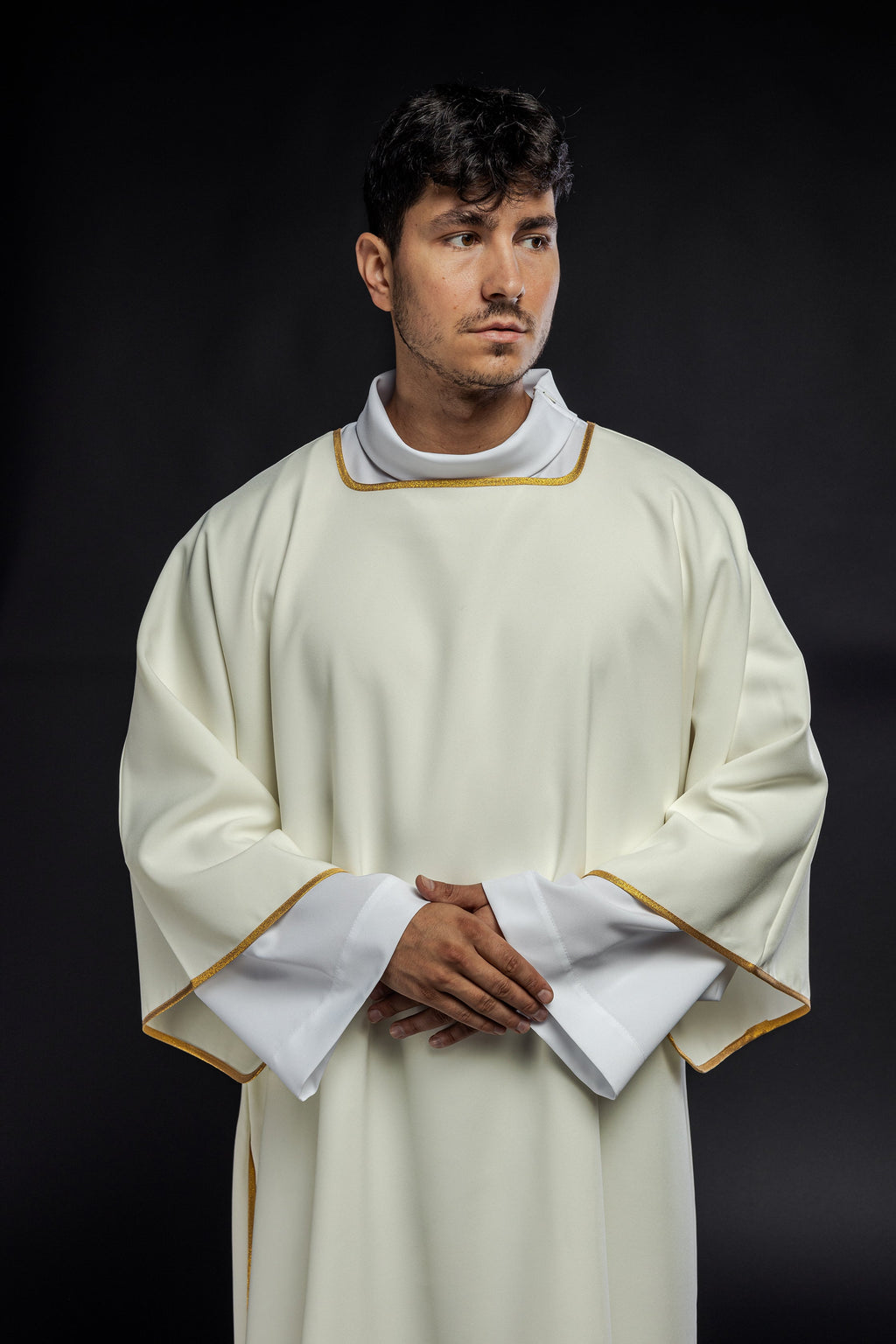 Gładkie dalmatyki ze złotymi wykończeniami w kolorze ecru