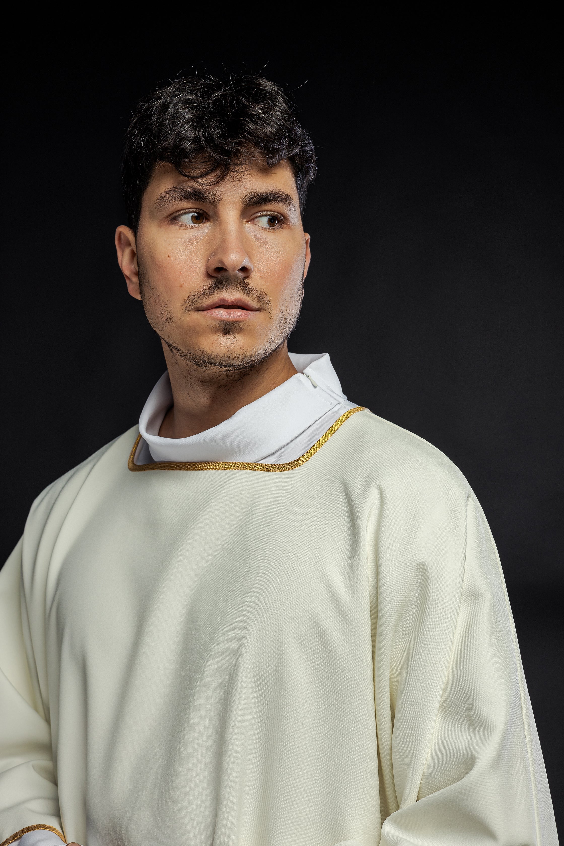 Gładkie dalmatyki ze złotymi wykończeniami w kolorze ecru