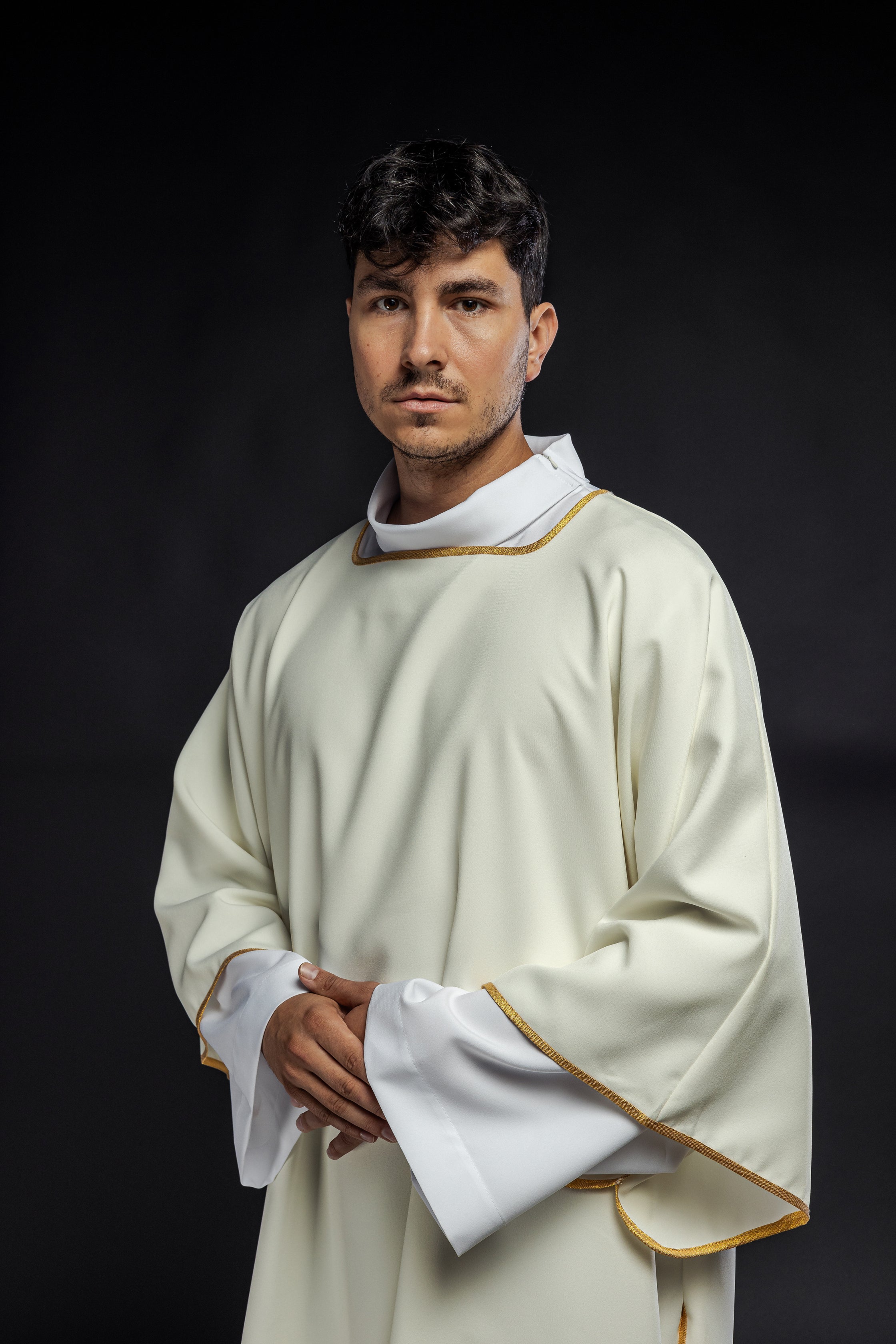 Gładkie dalmatyki ze złotymi wykończeniami w kolorze ecru