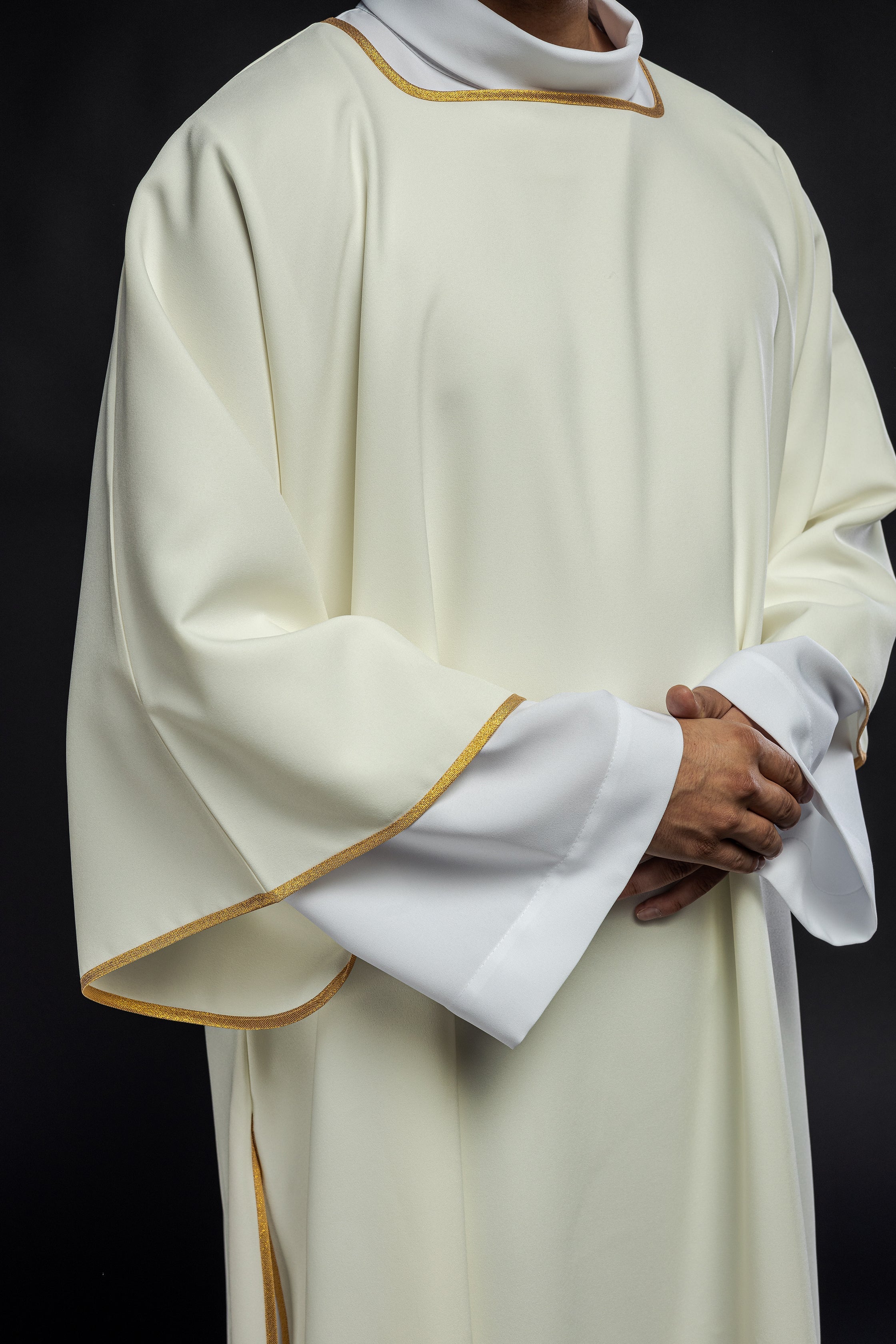 Gładkie dalmatyki ze złotymi wykończeniami w kolorze ecru