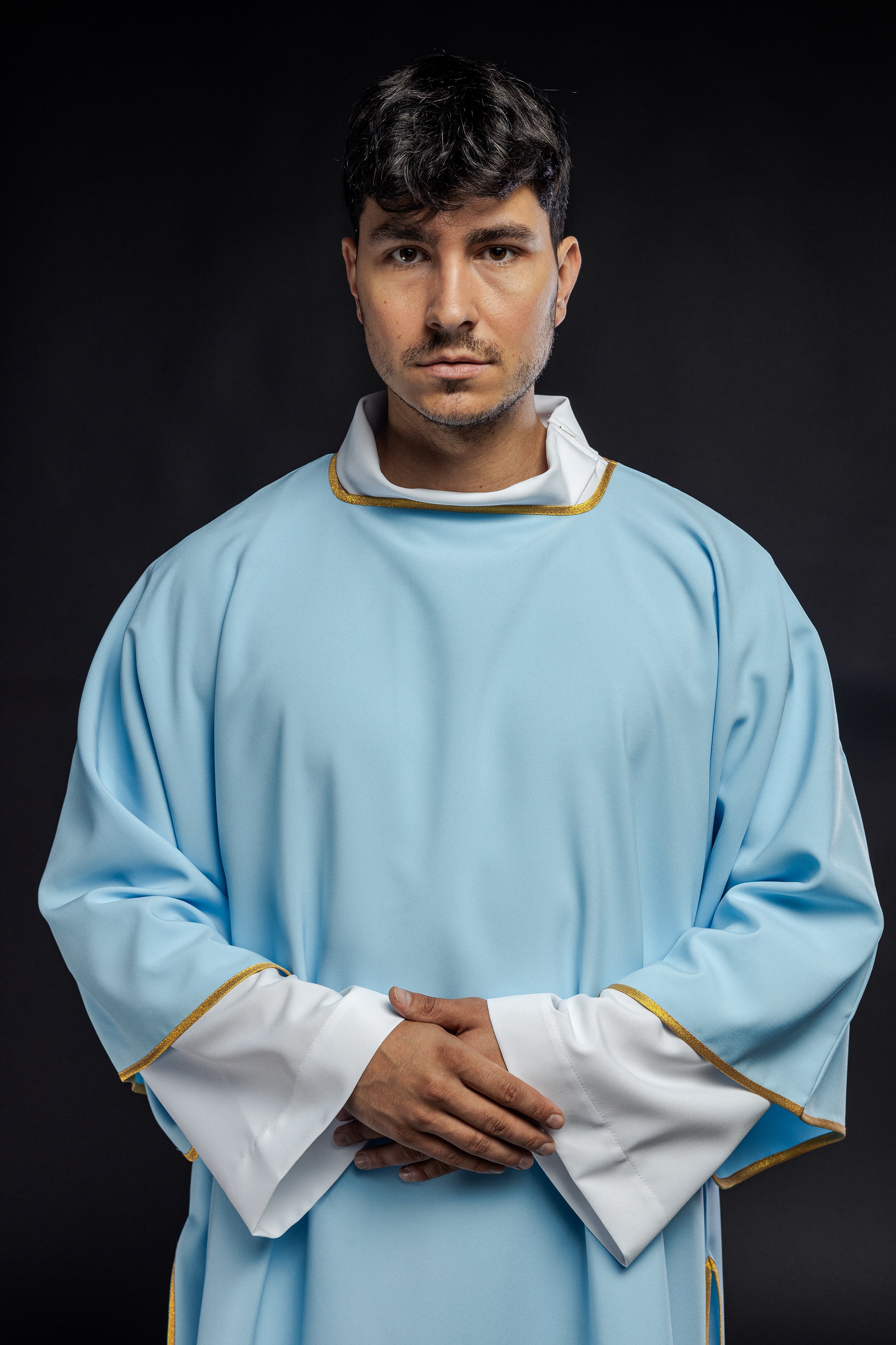 Gładkie dalmatyki ze złotym wykończeniem w kolorze niebieskim