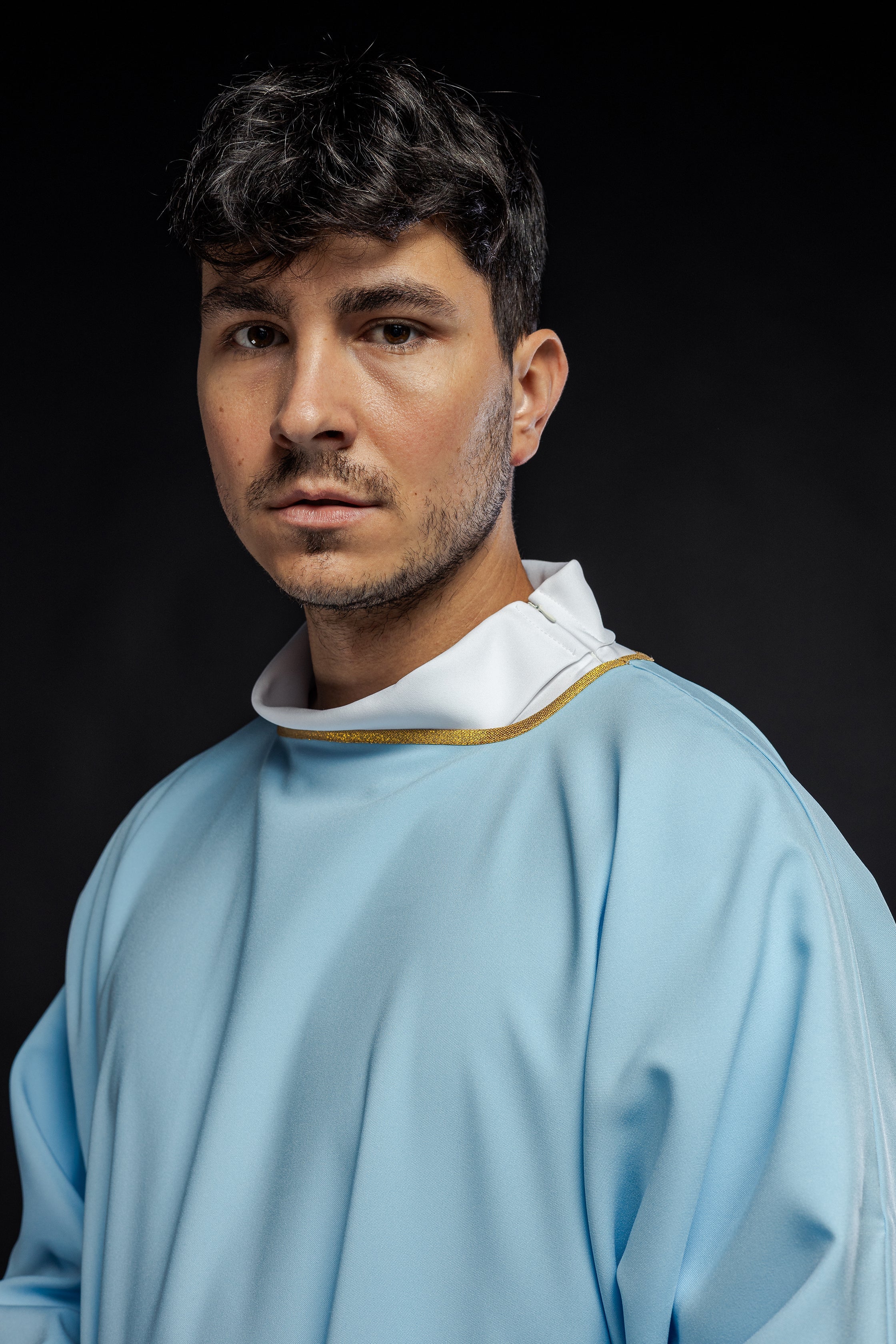 Gładkie dalmatyki ze złotym wykończeniem w kolorze niebieskim