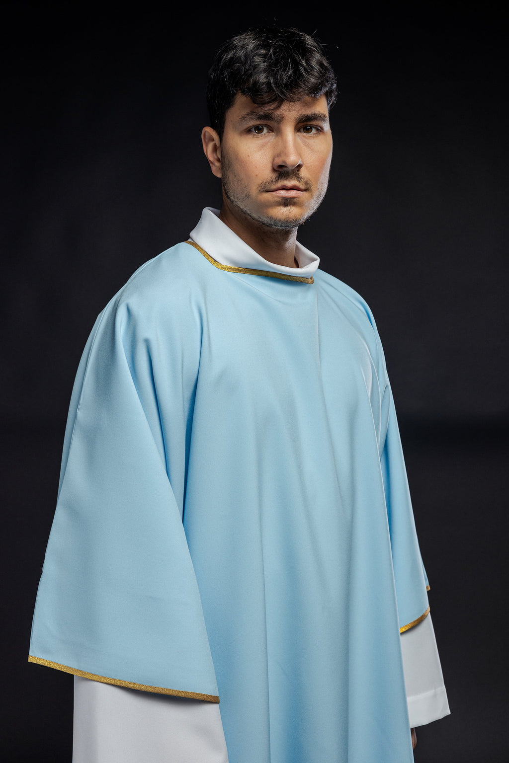 Gładkie dalmatyki ze złotym wykończeniem w kolorze niebieskim