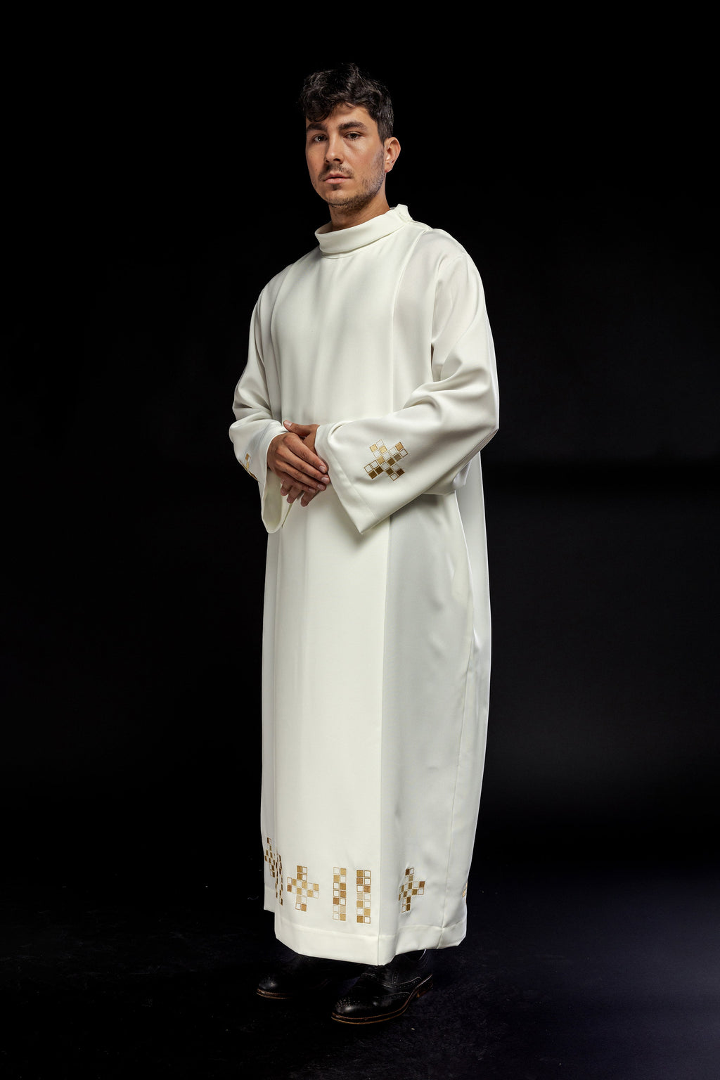 Alba z haftowanymi mozaikowymi krzyżami ecru