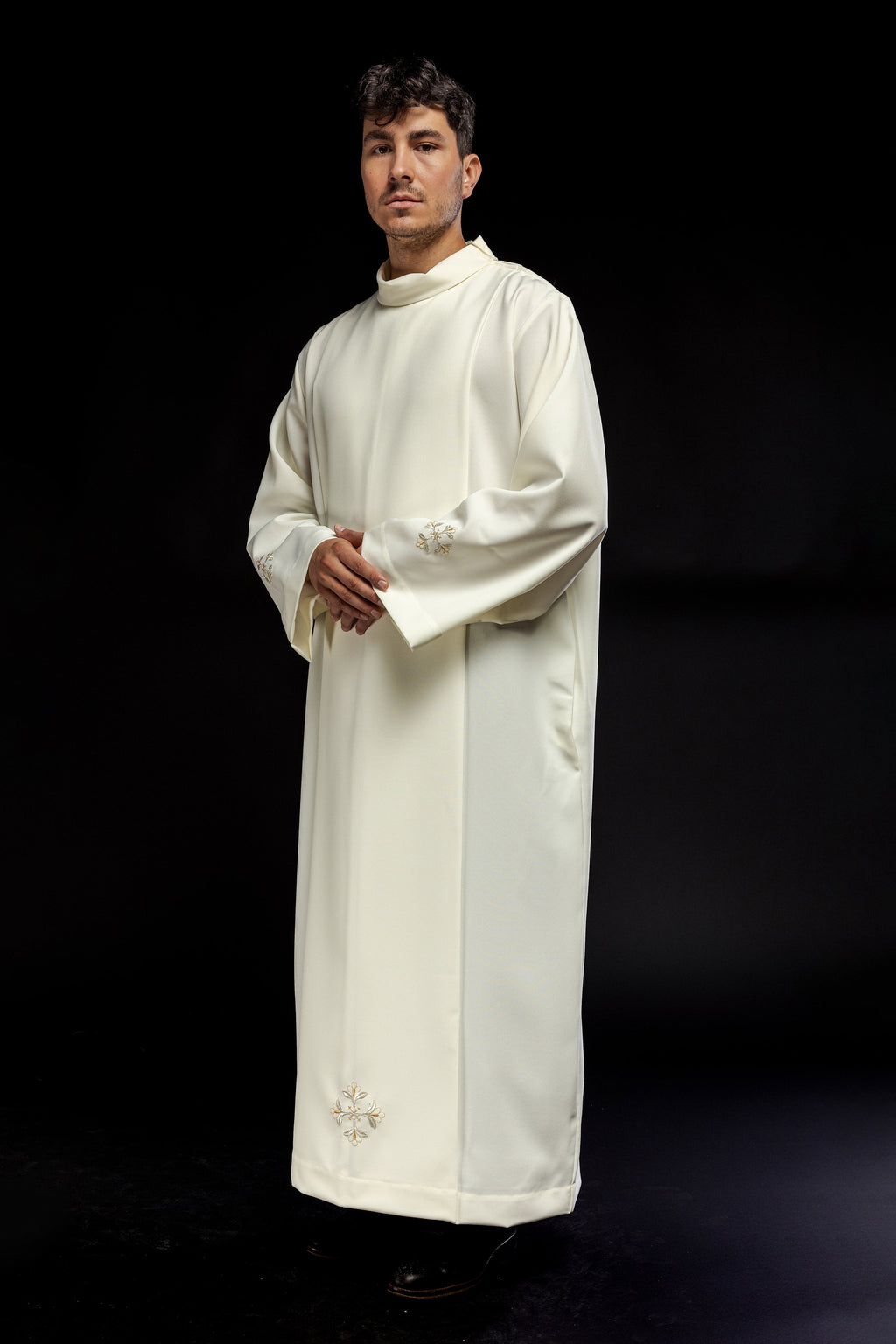 Szata kapłańska z golfem zdobiona haftem w kolorze ecru