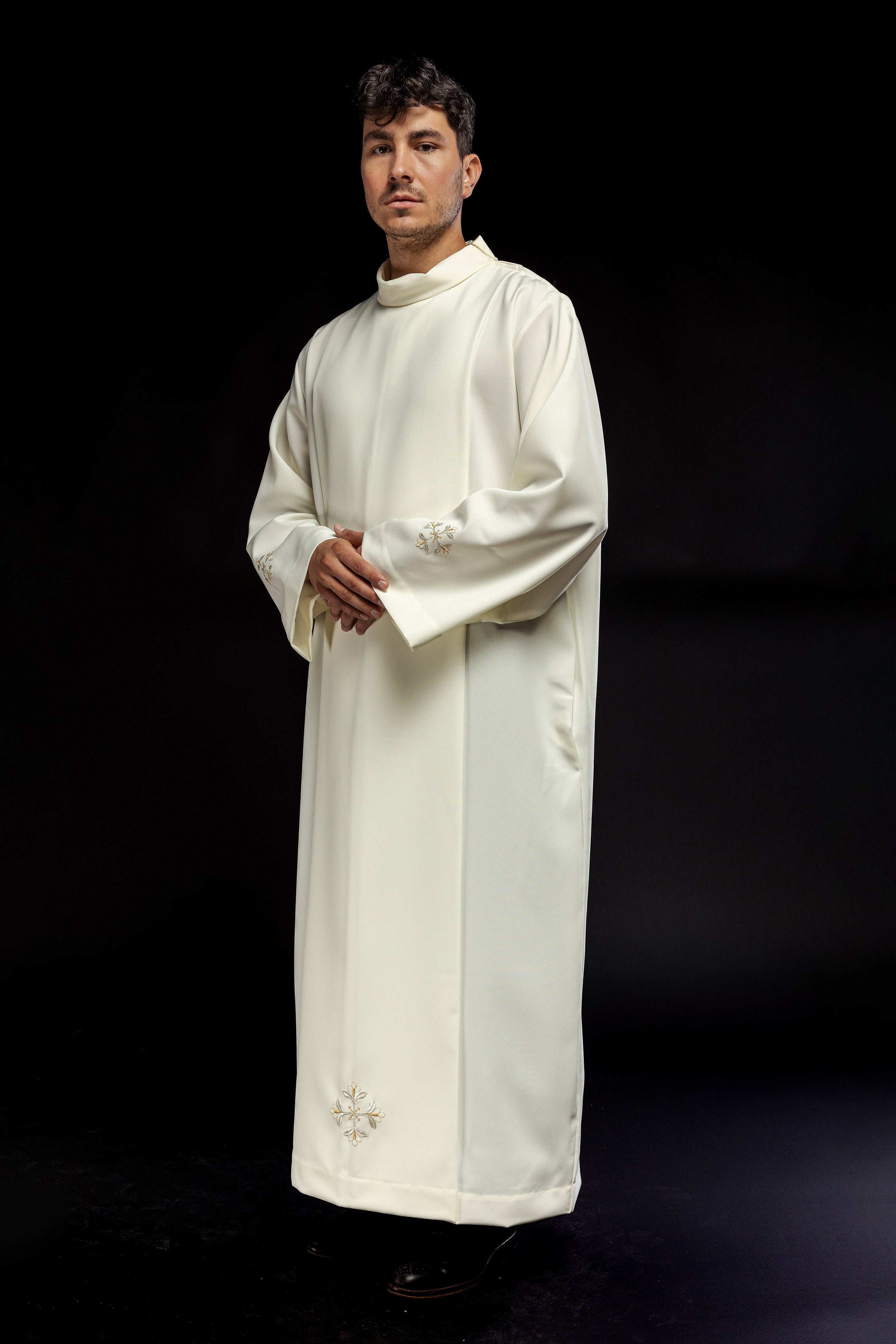 Szata kapłańska z golfem zdobiona haftem w kolorze ecru