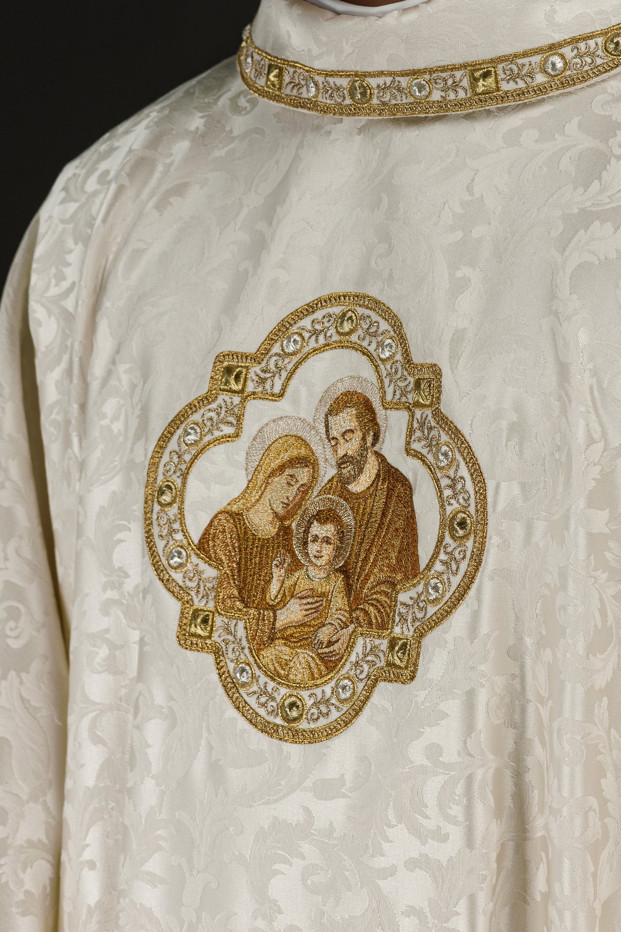 Ornat haftowany na Boże Narodzenie z wizerunkiem Świętej Rodziny - ORNATY.PL