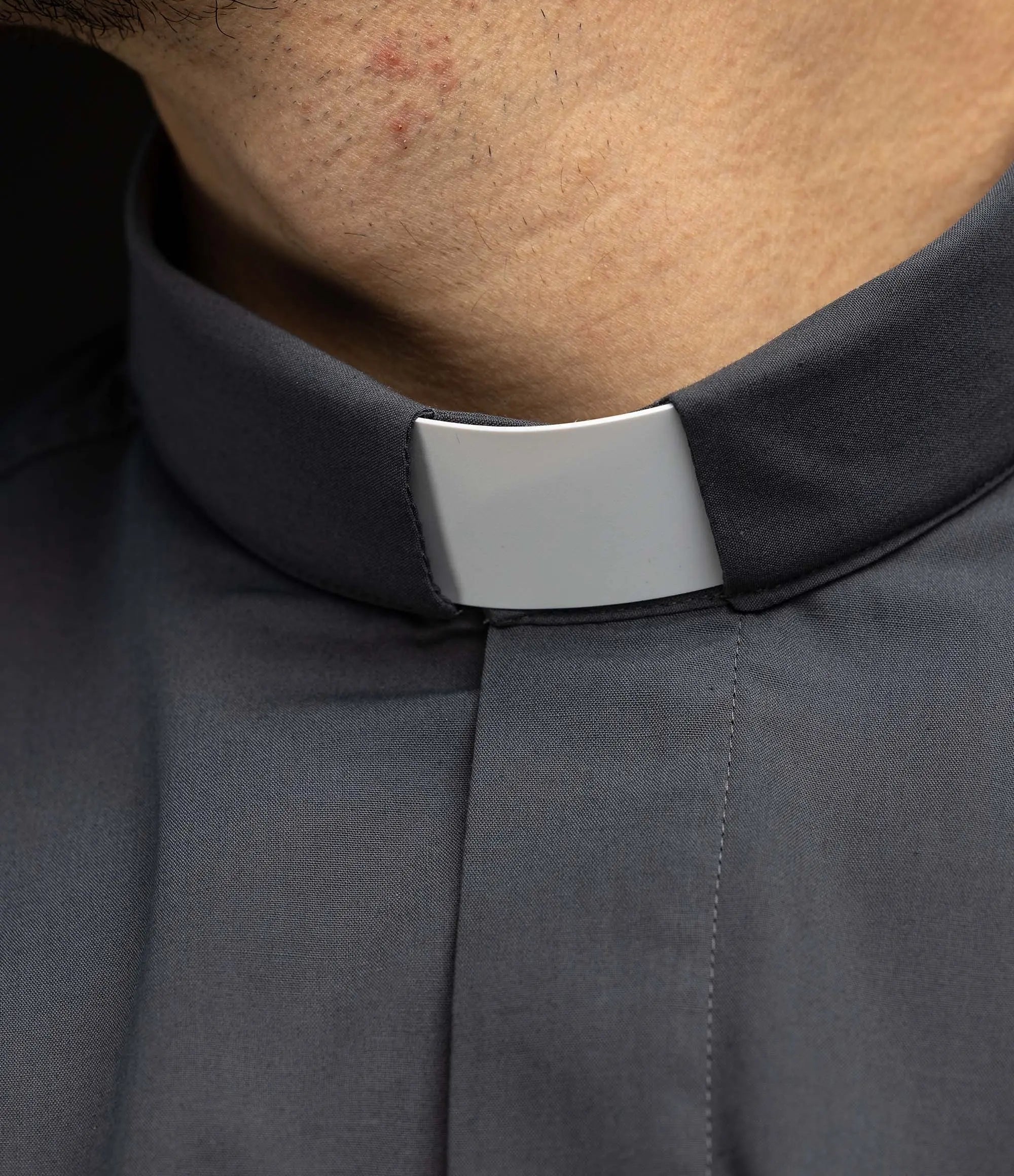 Koszula kapłańska ciemnoszara z długim rękawem i kołnierzykiem z patką