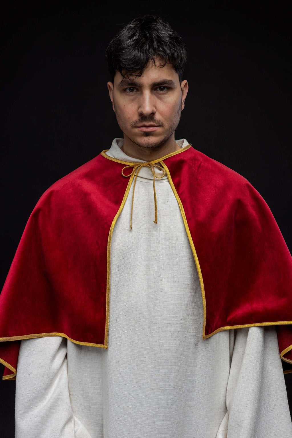 Aksamitna pelerynka ministrancka z wiązaniem czerwona