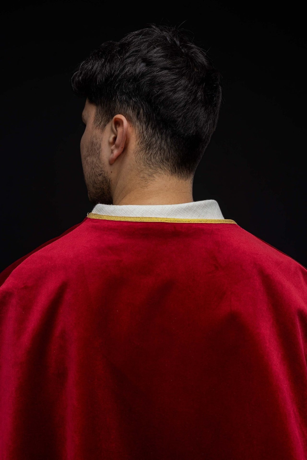 Aksamitna pelerynka ministrancka z wiązaniem czerwona