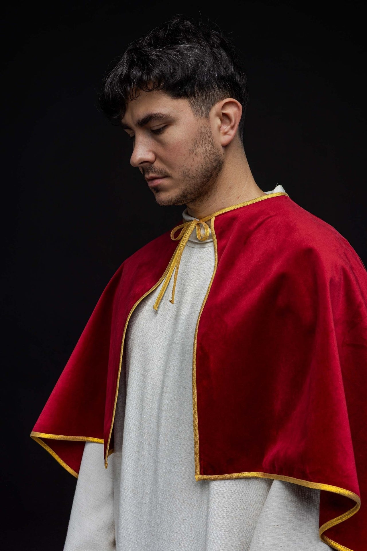 Aksamitna pelerynka ministrancka z wiązaniem czerwona