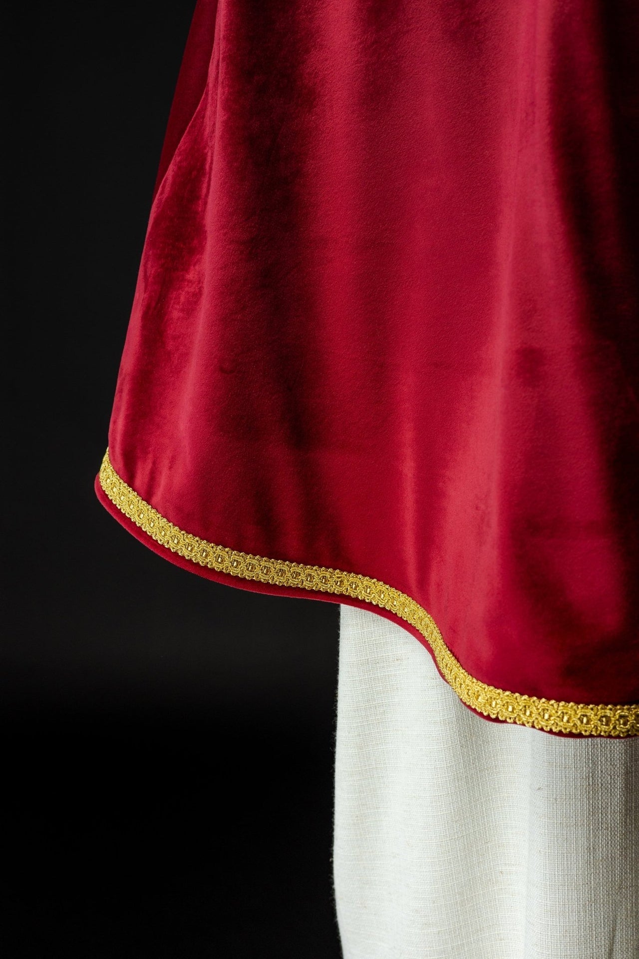 Aksamitna pelerynka ministrancka z zapięciem czerwona