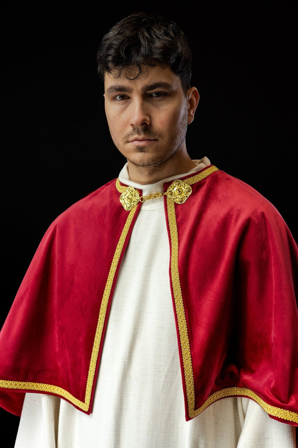 Aksamitna pelerynka ministrancka z zapięciem czerwona