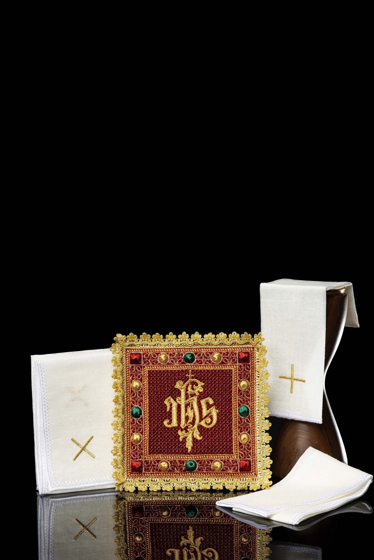 Aksamitny komplet kielichowy w kolorze czerwonym z haftowanym symbolem IHS