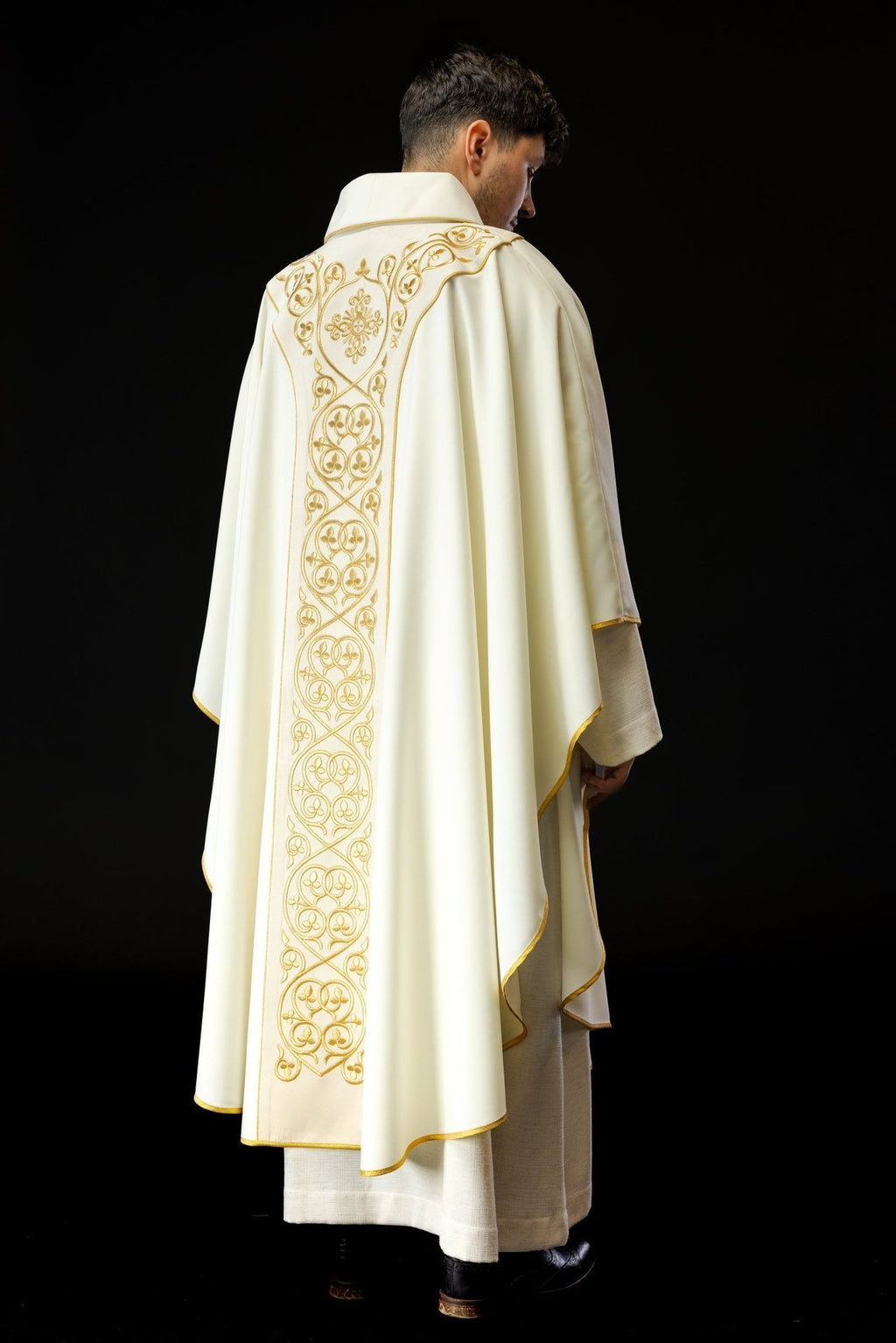 Aksamitny ornat liturgiczny z bogato zdobionym pasem