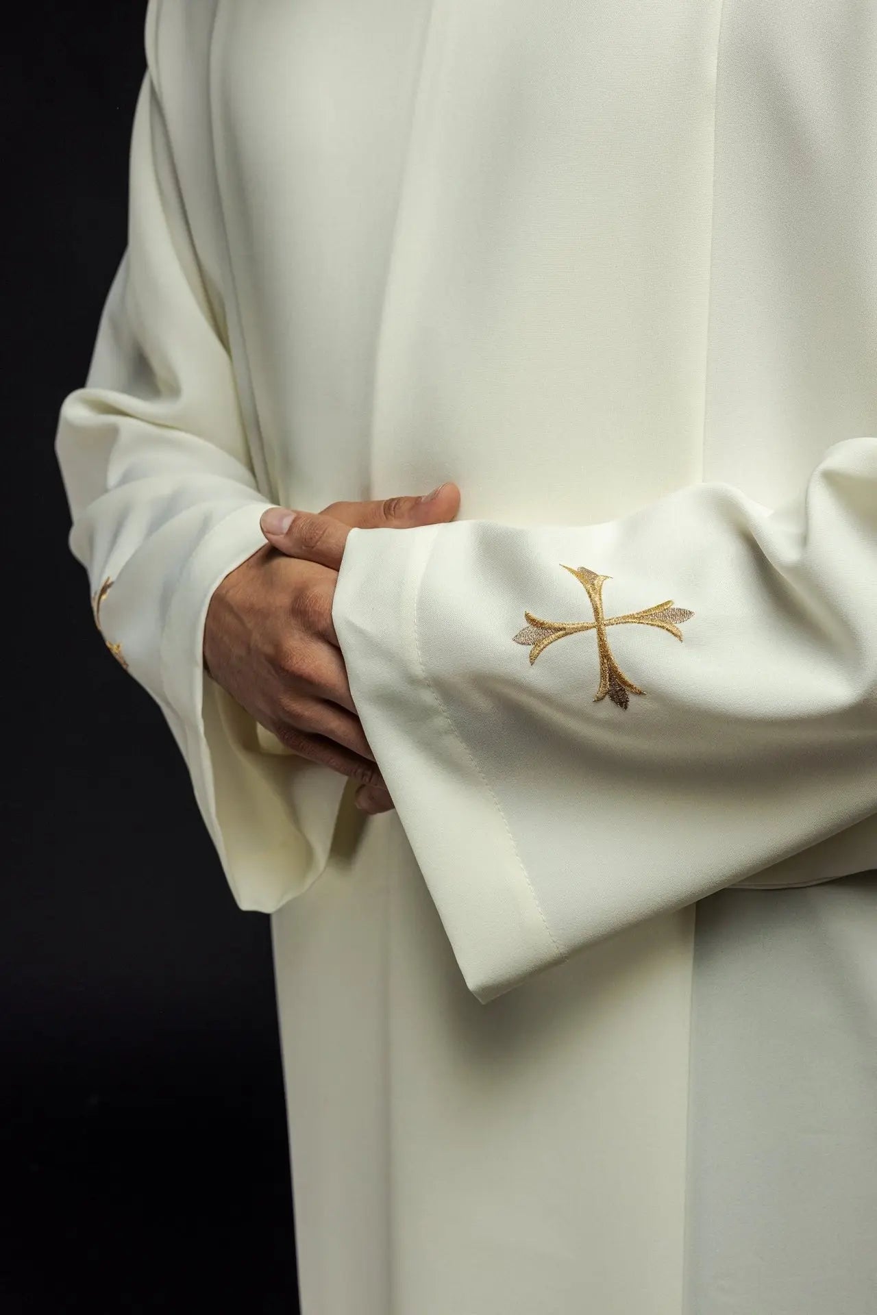 Elegancka alba kapłańska ecru z koloratką monastyczną i złotym haftem krzyża