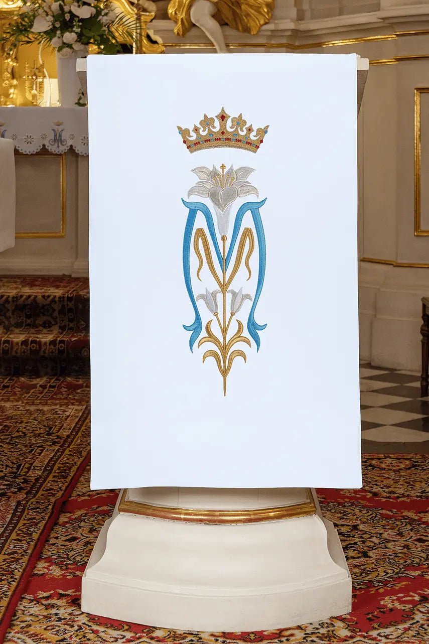 Serwetka na mównicę haftowana z motywem maryjnym