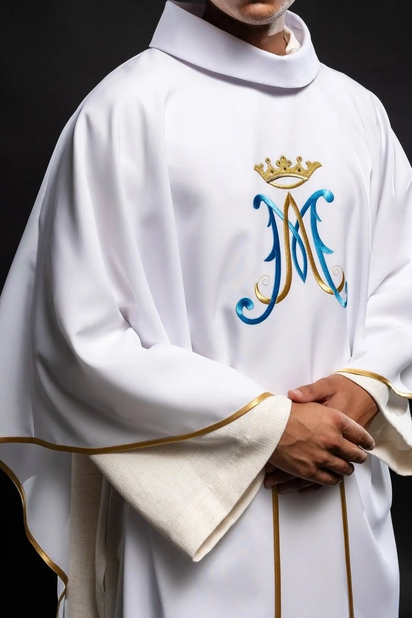 Biały ornat haftowany motywem maryjnym