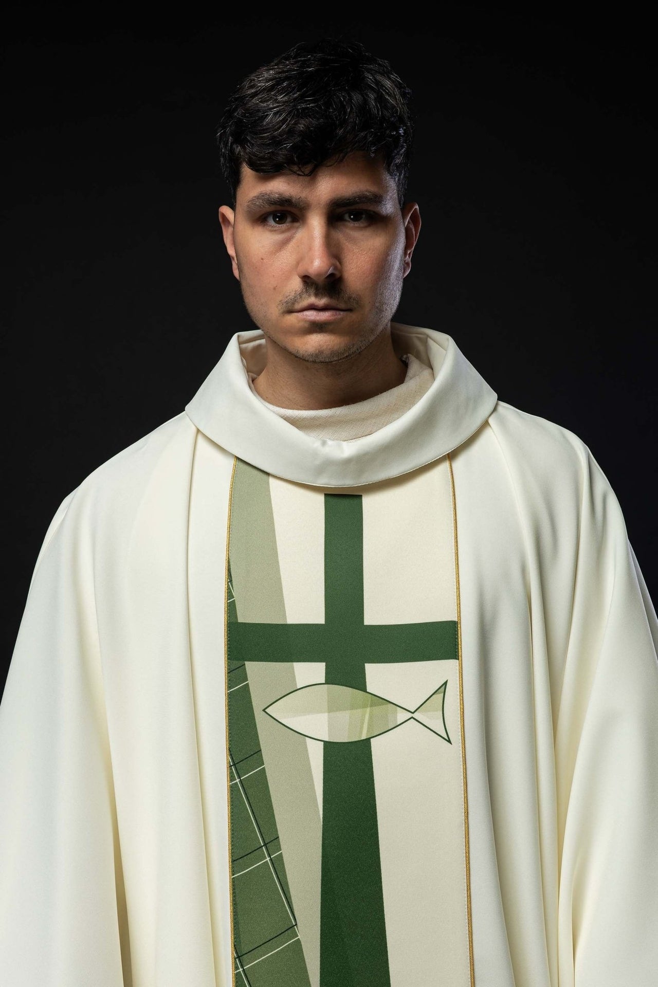 Biały ornat haftowany z wzorem krzyża i ryb