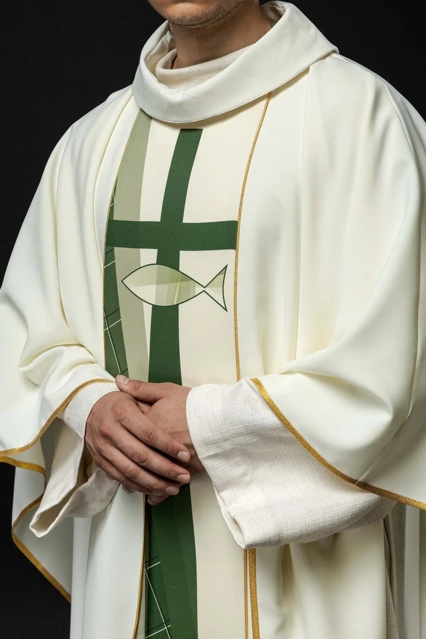 Biały ornat haftowany wzorem krzyża i ryby