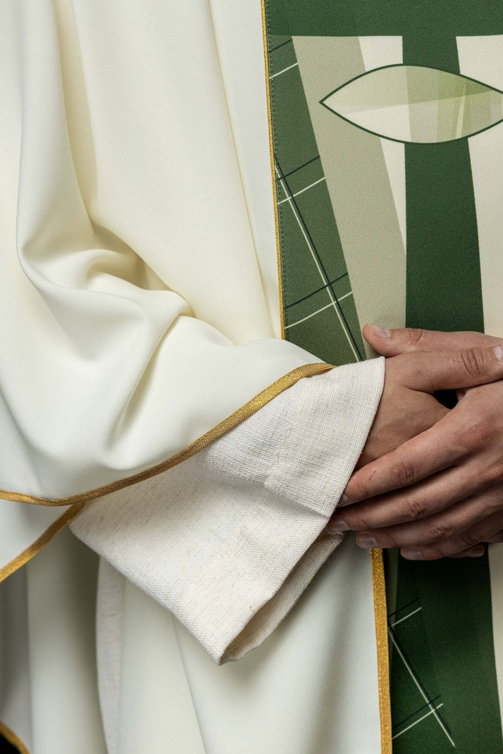 Biały ornat haftowany z wzorem krzyża i ryb