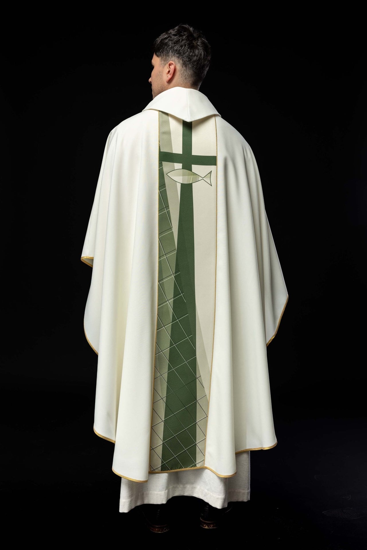 Biały ornat haftowany z wzorem krzyża i ryb