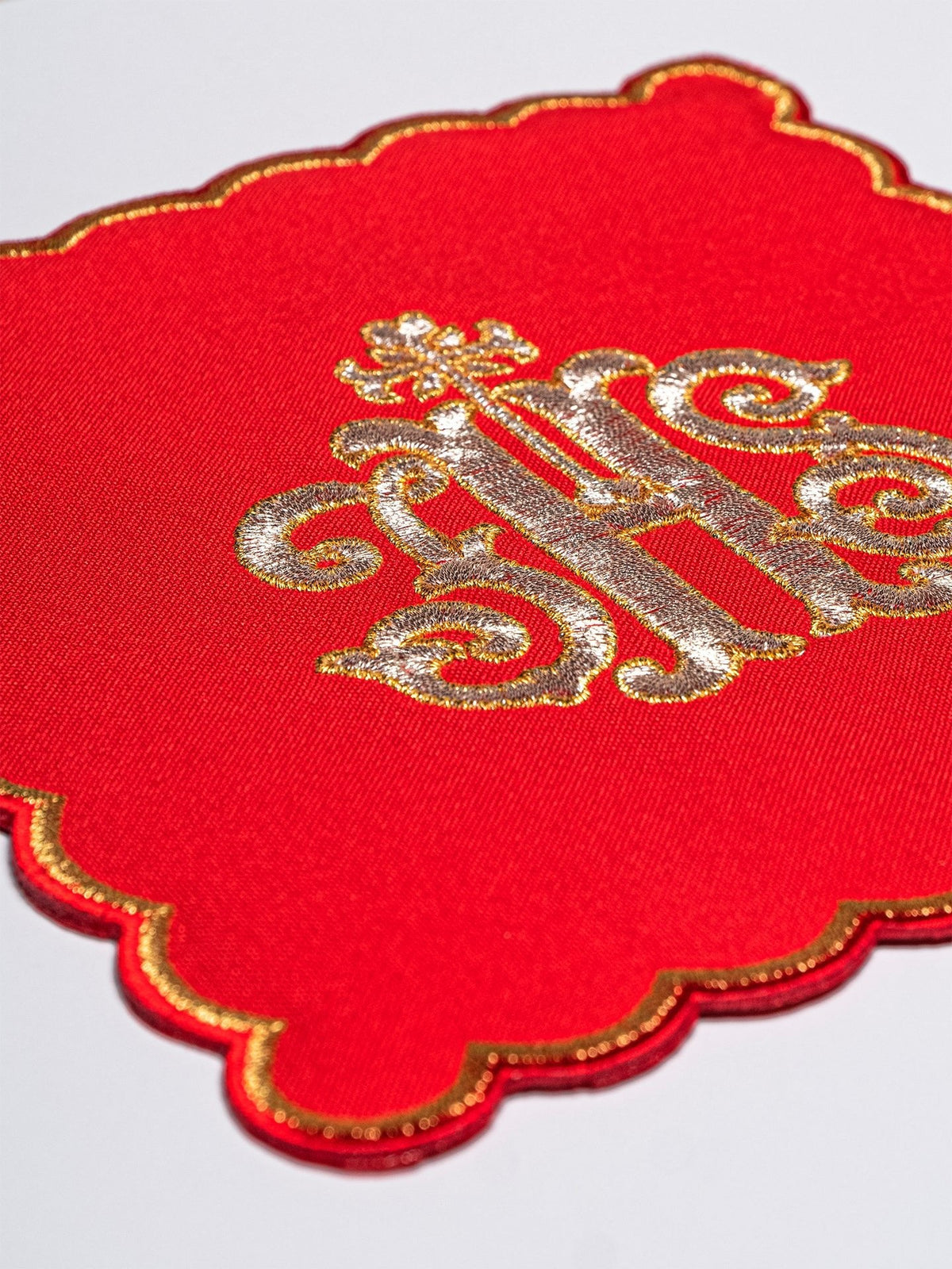 Bielizna kielichowa haftowana IHS Czerwona