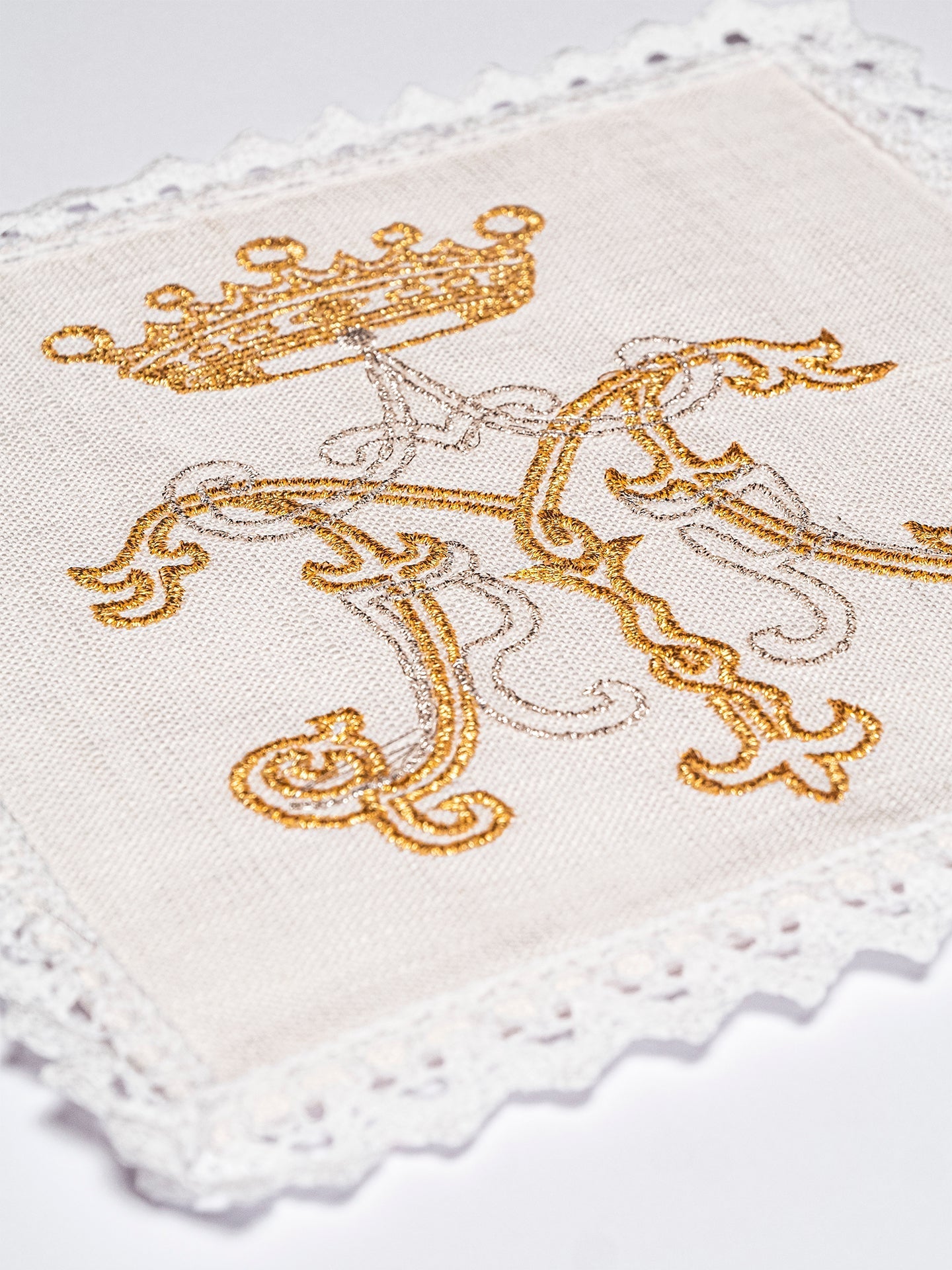 Bielizna kielichowa lniana z złotym haftem maryjnym