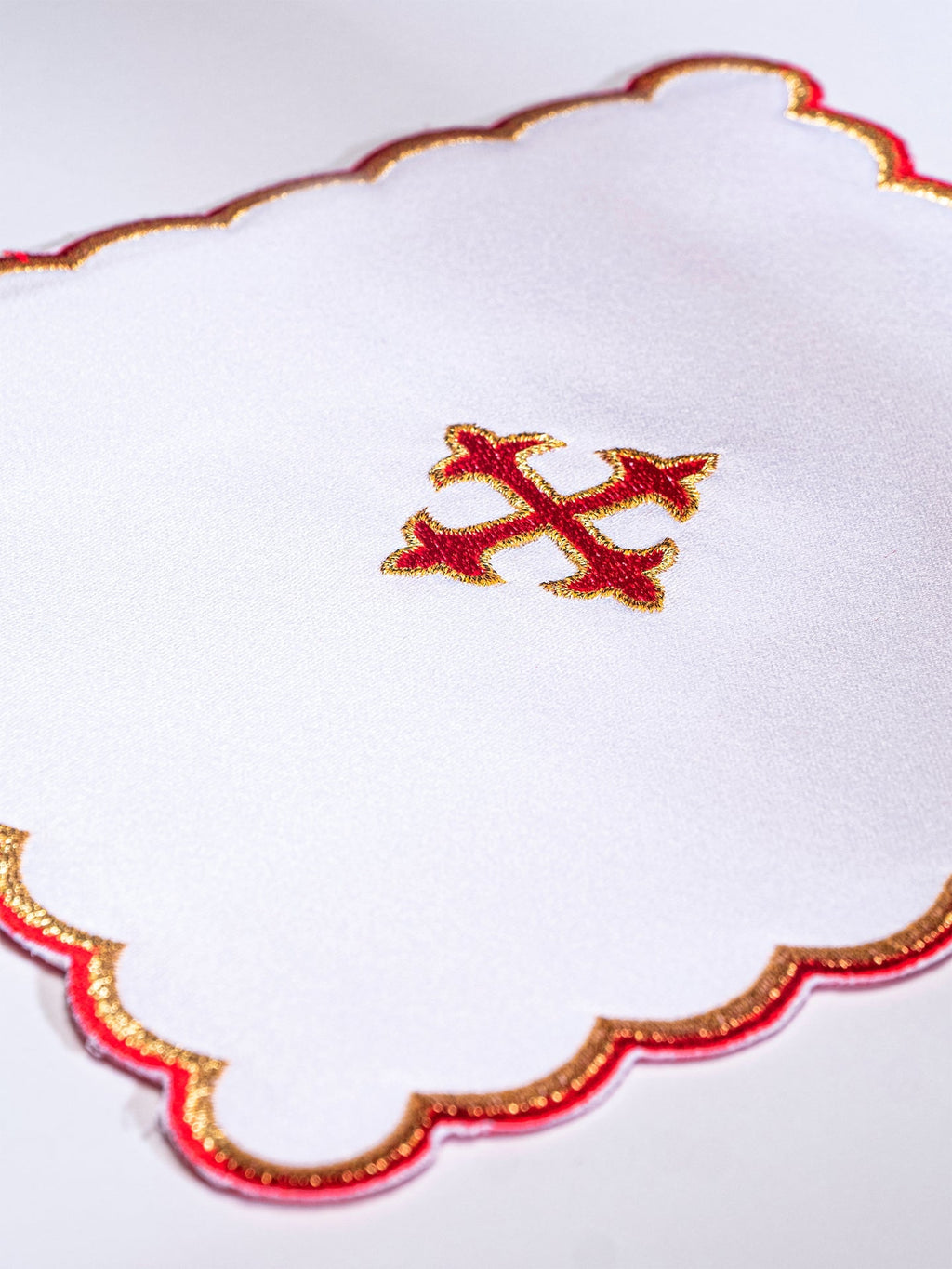 Bielizna kielichowa z czerwonym haftem