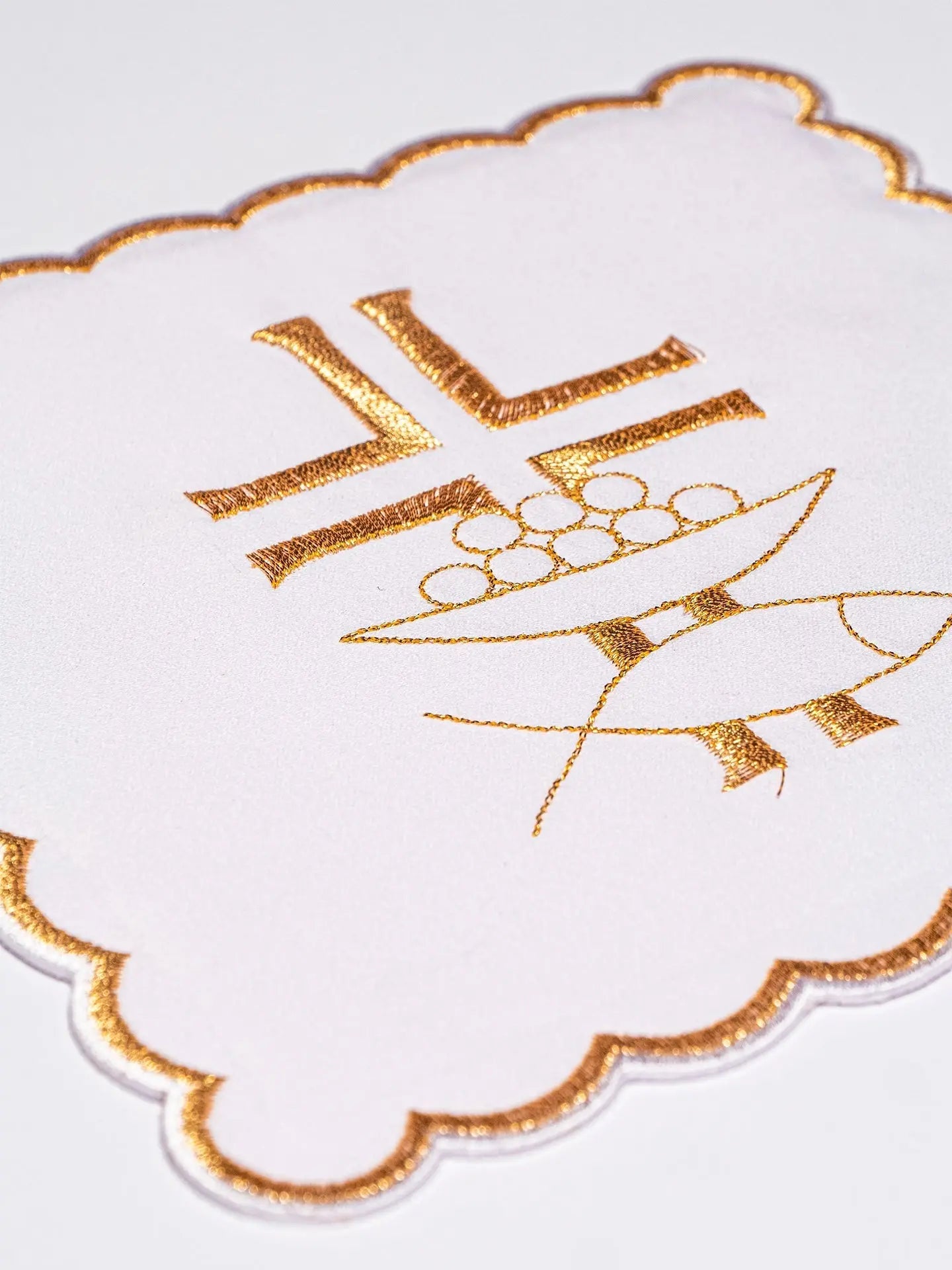 Zestaw haftowanego lnu kielichowego: złoty eucharystyczny krzyż