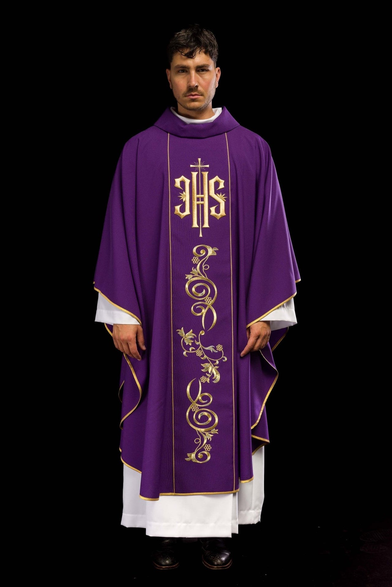 Bogato zdobiony fioletowy ornat z złotym motywem i szerokim pasem IHS