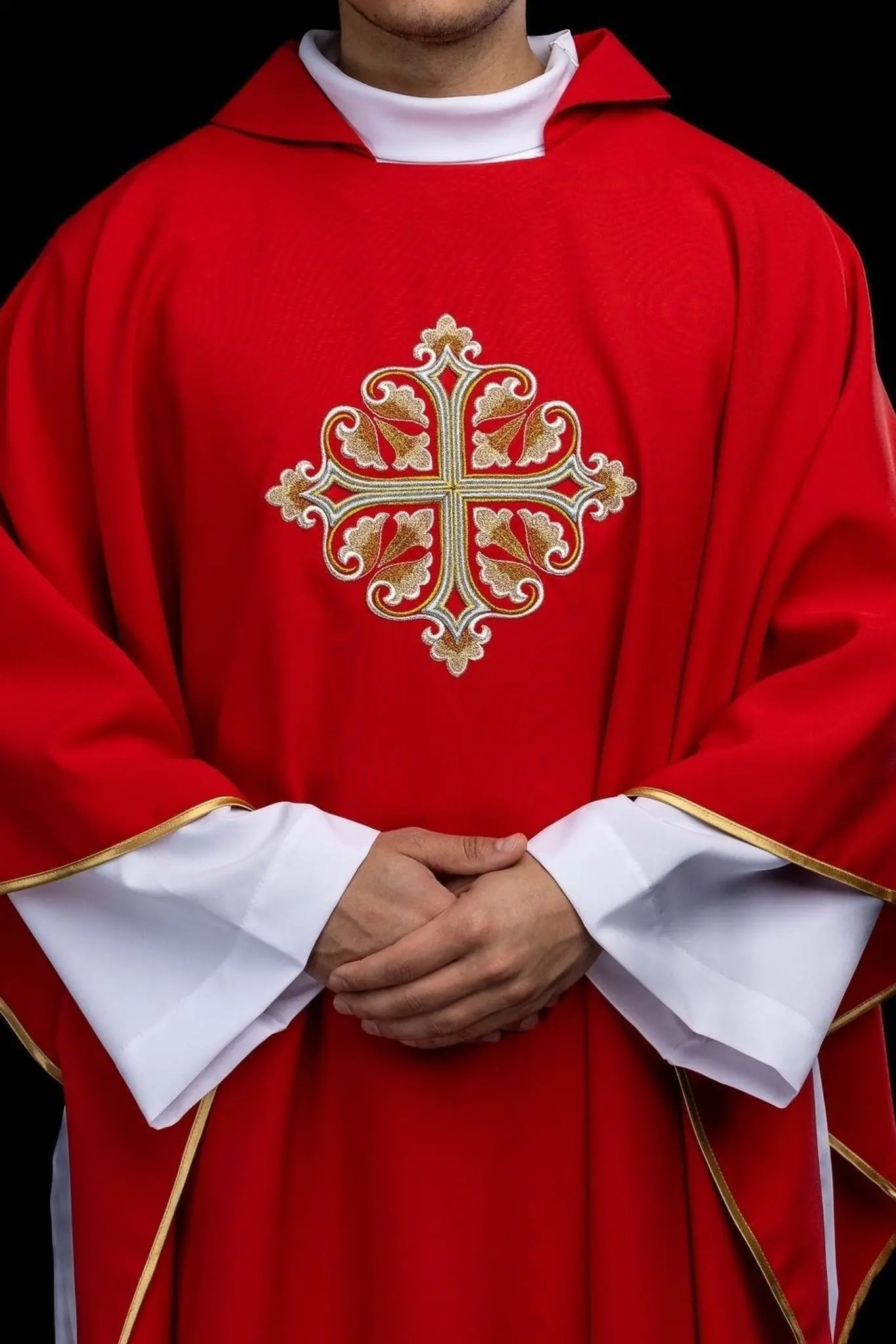 Czerwony haftowany Ornat z ozdobnym Krzyżem i szerokim kołnierzem