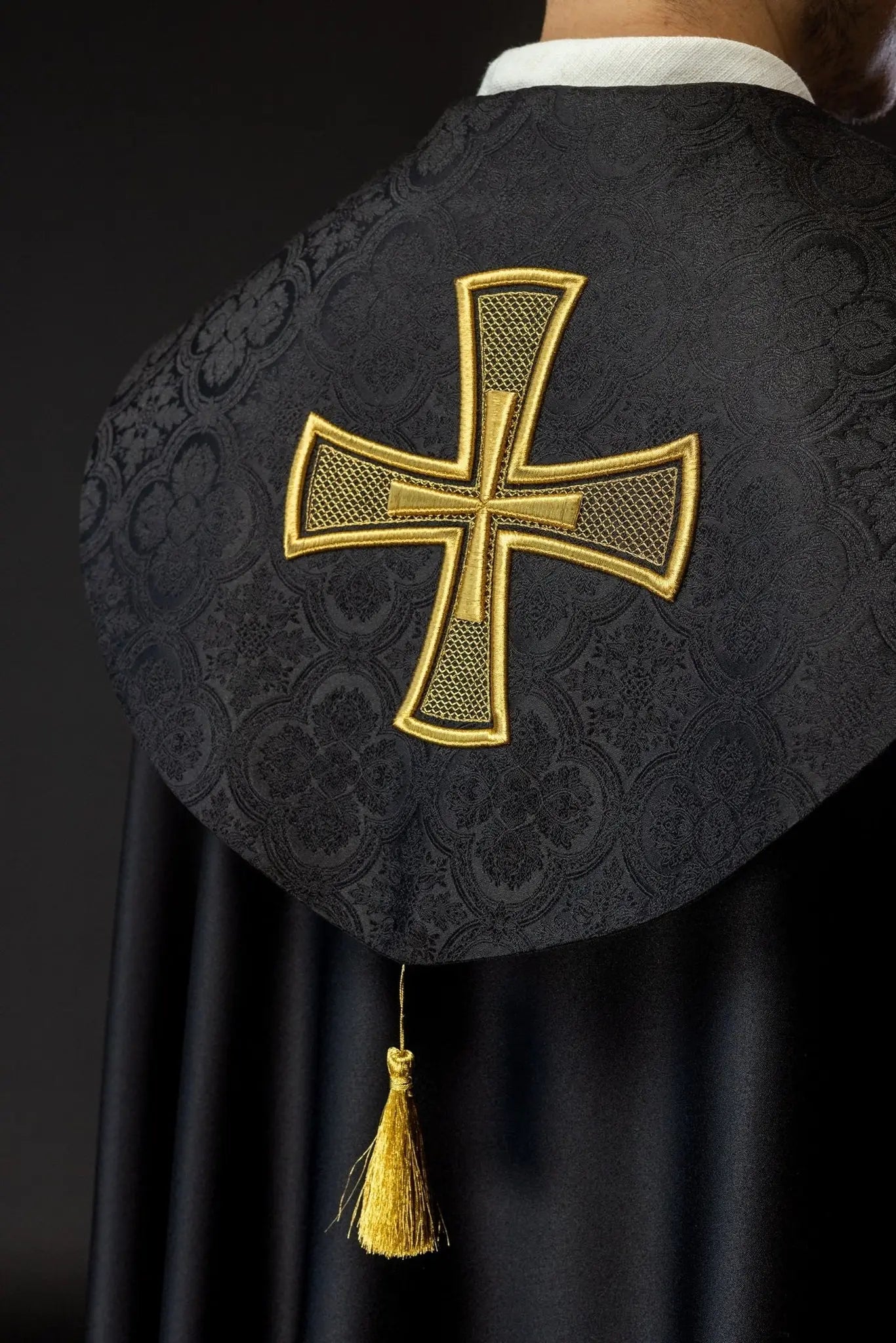 Czarna kapa liturgiczna z haftem krzyżykowym na tkaninie żakardowej