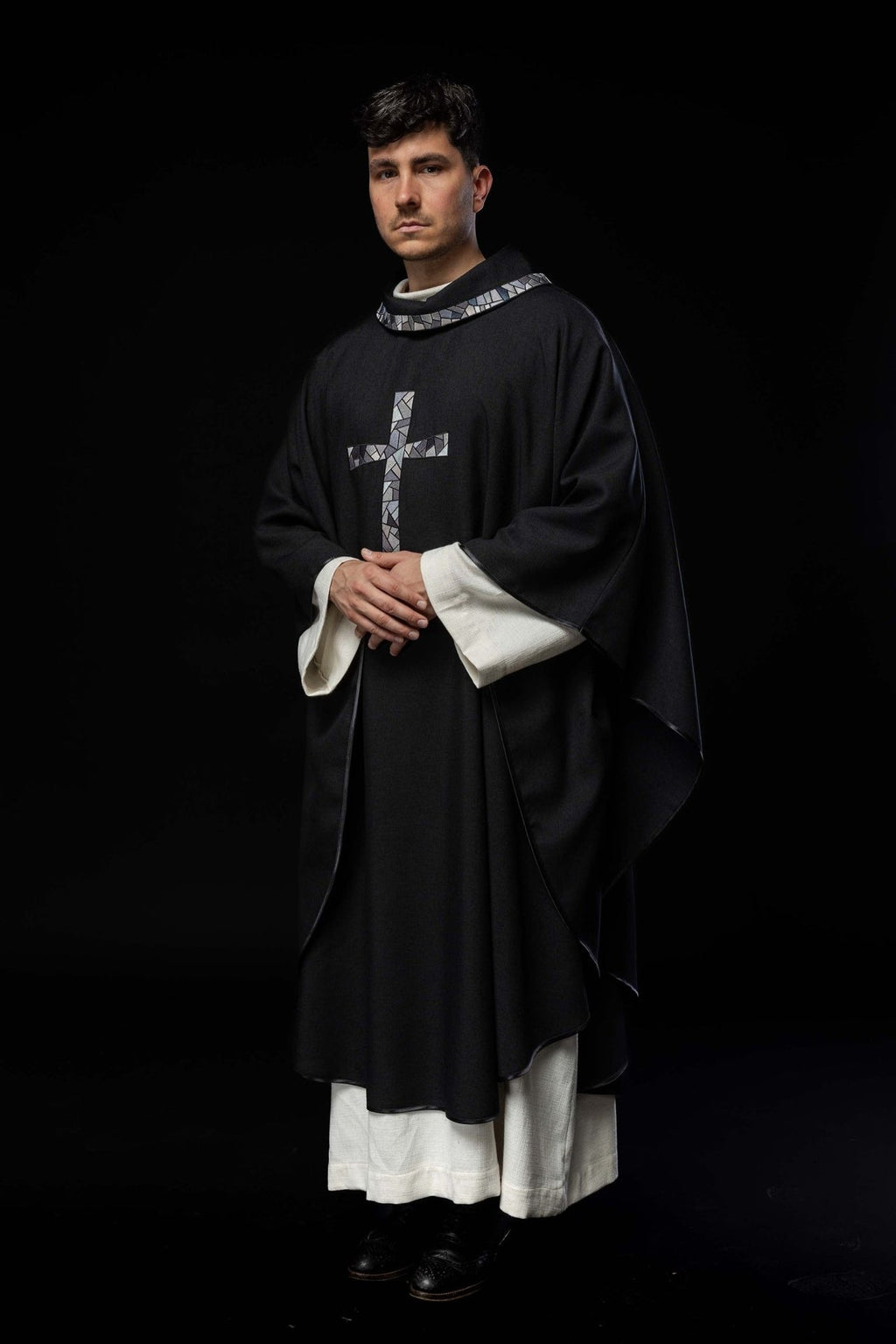 Czarny ornat z mozaikowym krzyżem