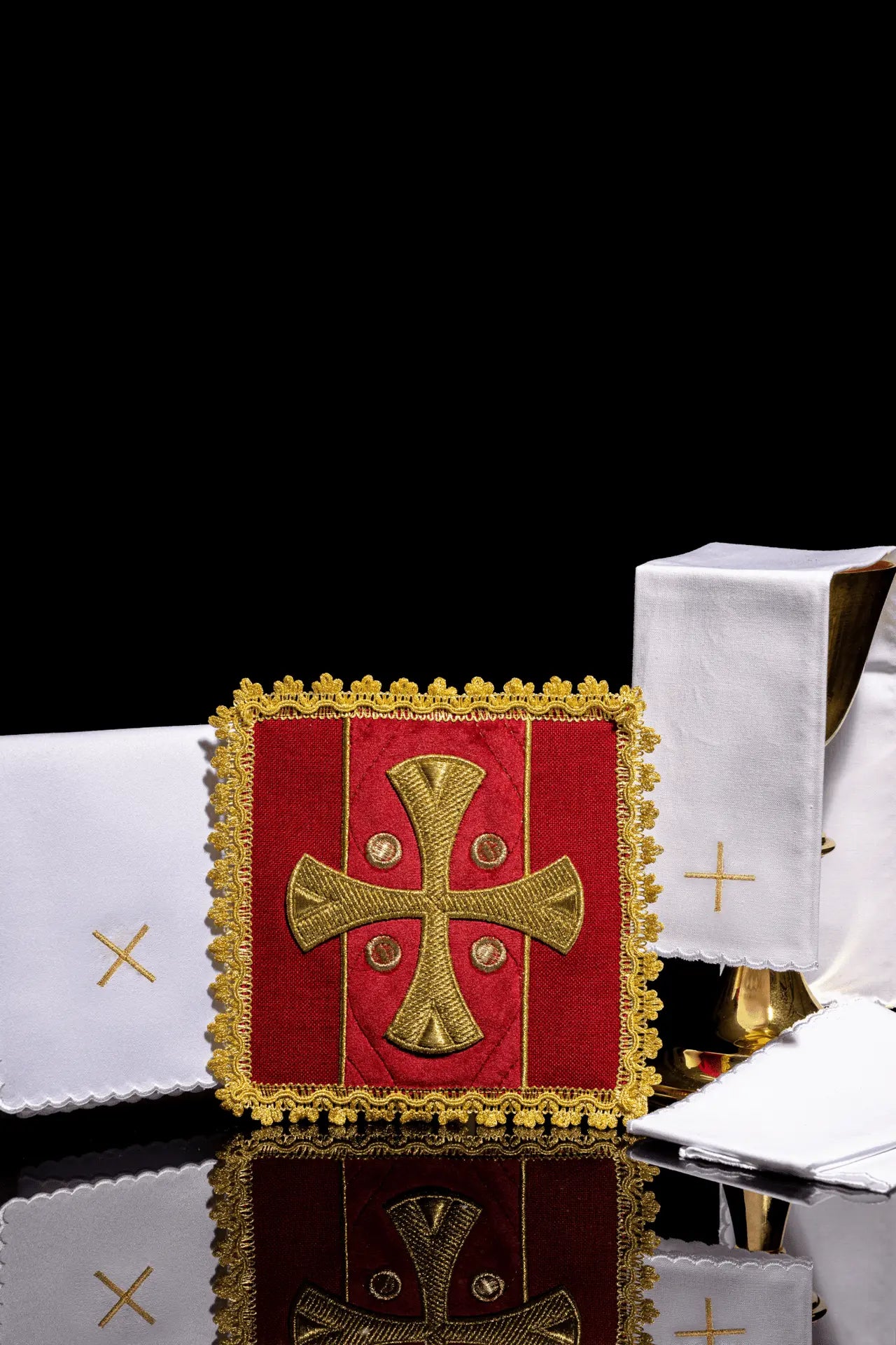 Czerwony komplet kielichów liturgicznych z haftem aksamitnym