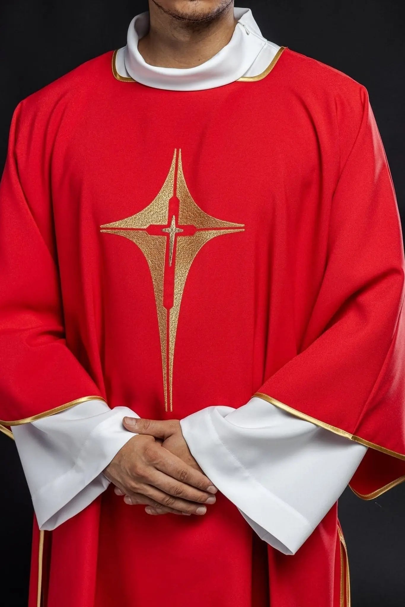Dalmatyńczyk czerwony z haftowanym złotym krzyżem