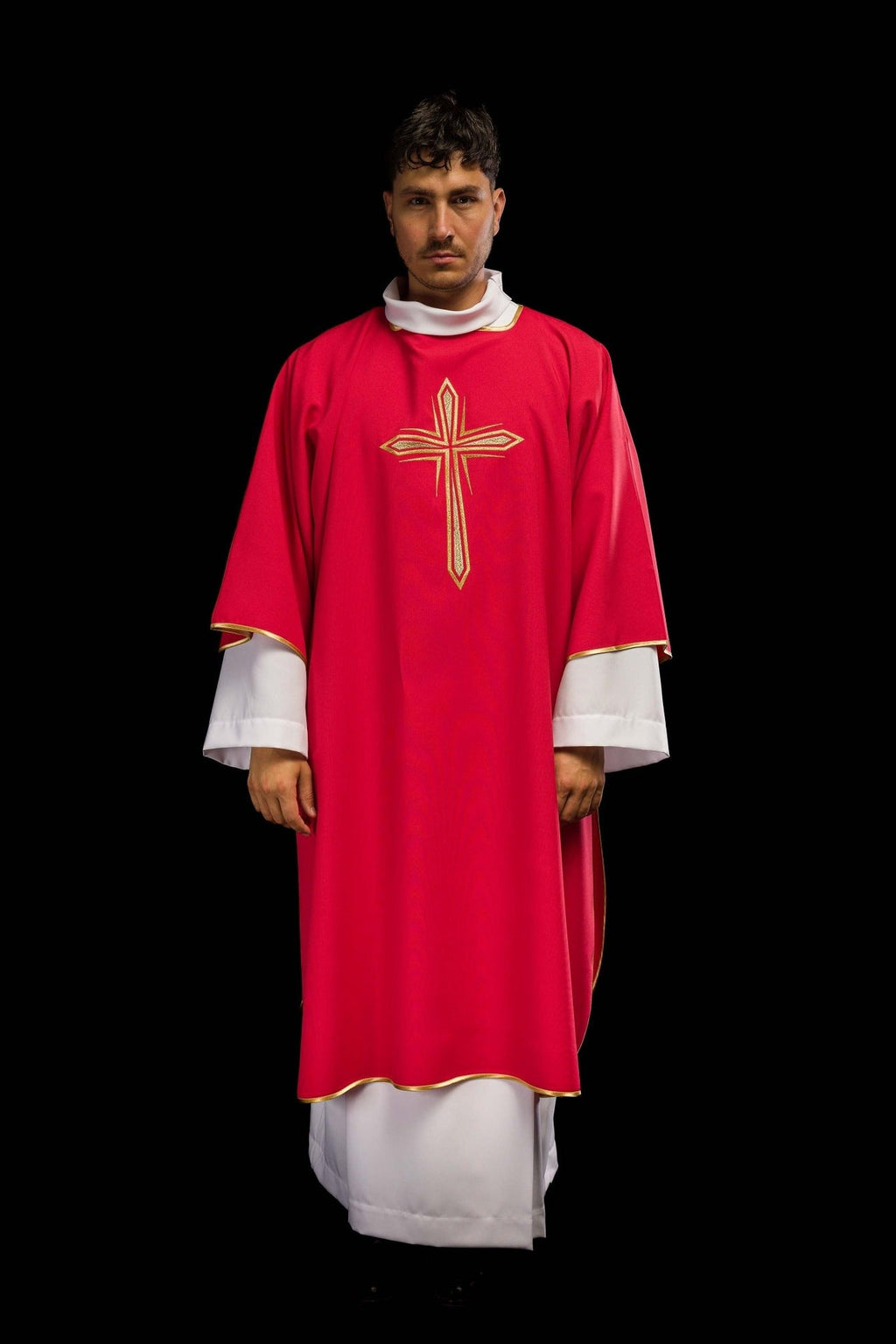 Czerwona Dalmatyka z haftowanym złotym krzyżem