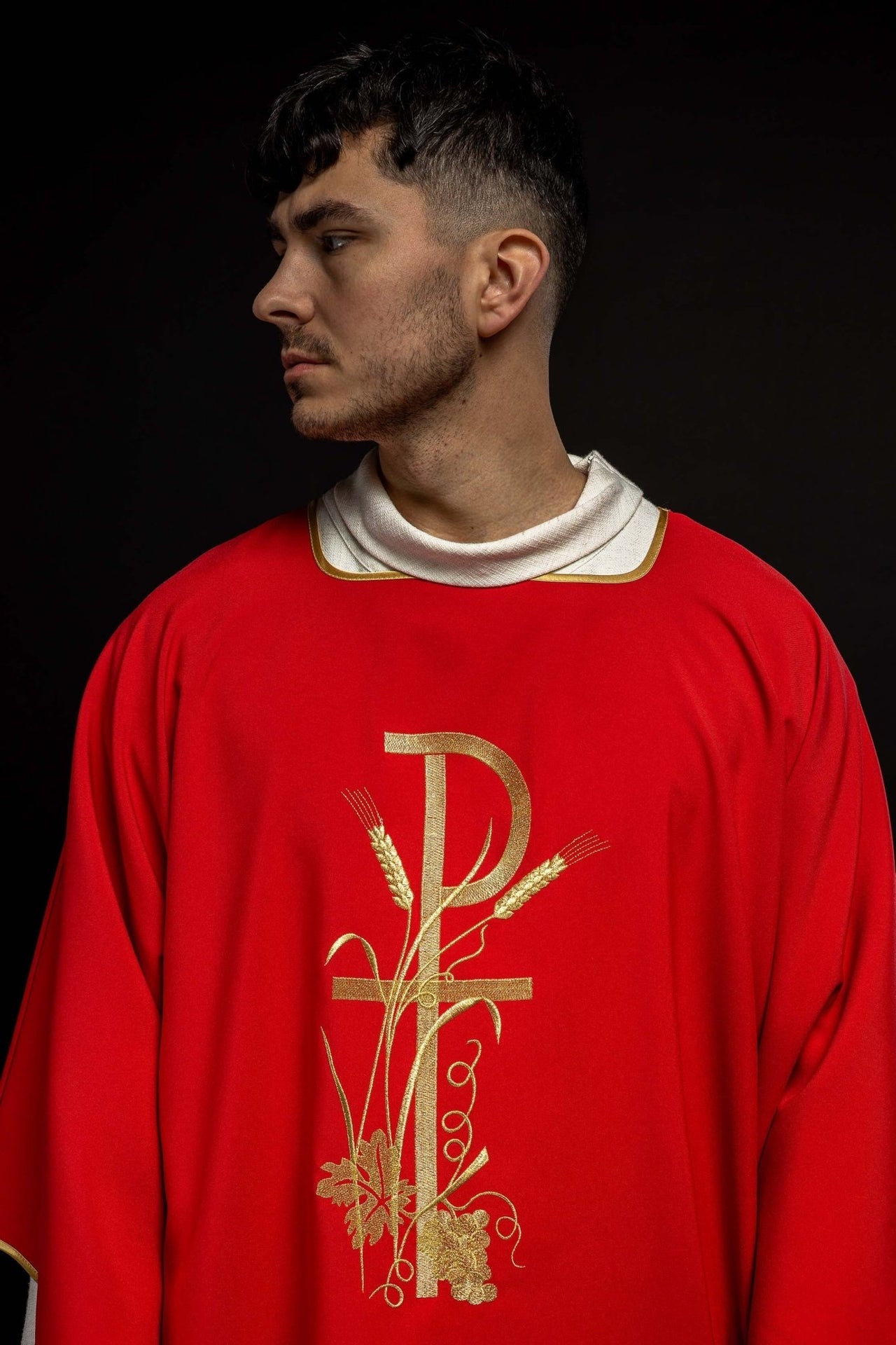 Czerwona dalmatyka z złotym haftem krzyża Pax