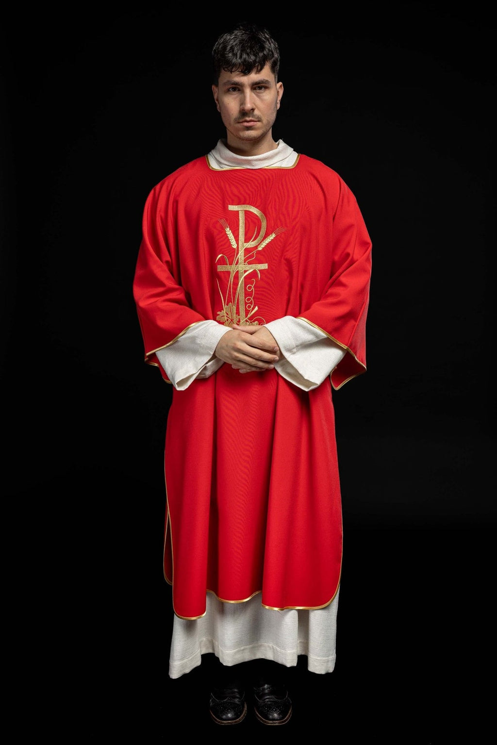 Czerwona dalmatyka z złotym haftem krzyża Pax